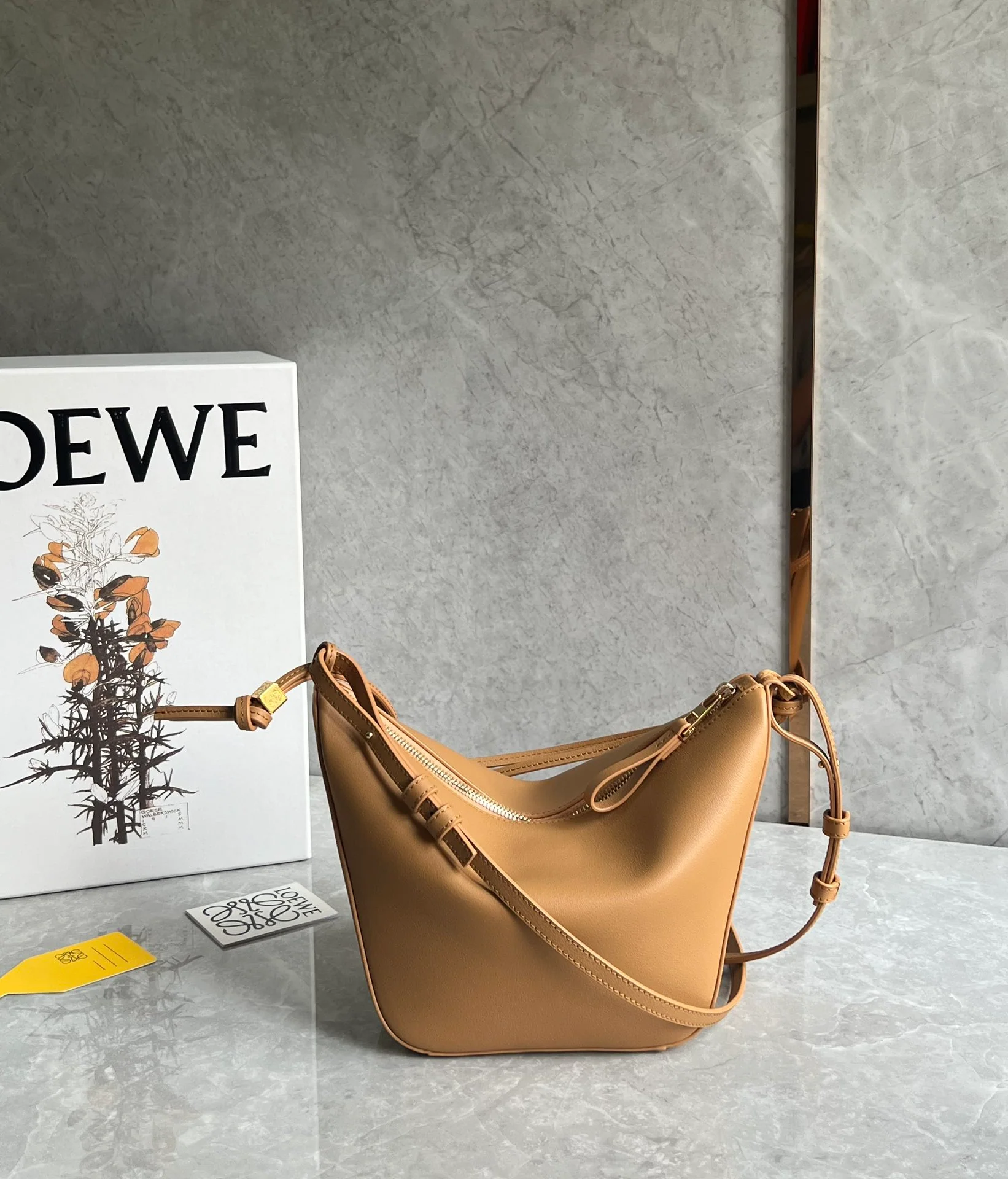 Сумка-хобо Loewe Hammock, абрикосовый цвет.