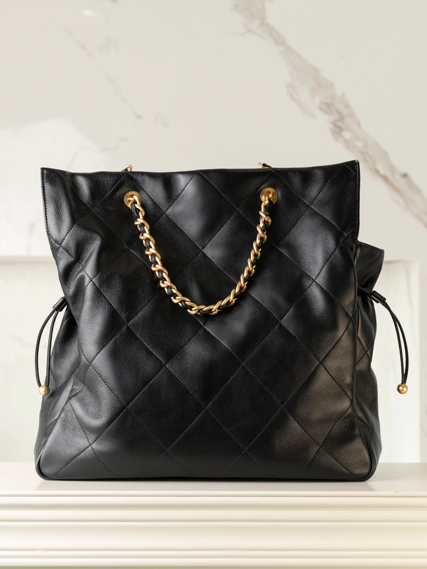 Большая сумка-шоппер Chanel 25c, черно-золотая.