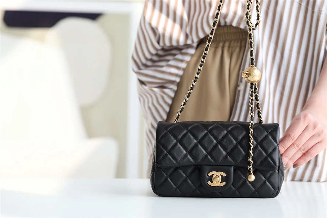 Chanel - Золотая сумка-клапан с шариком из углеродного волокна