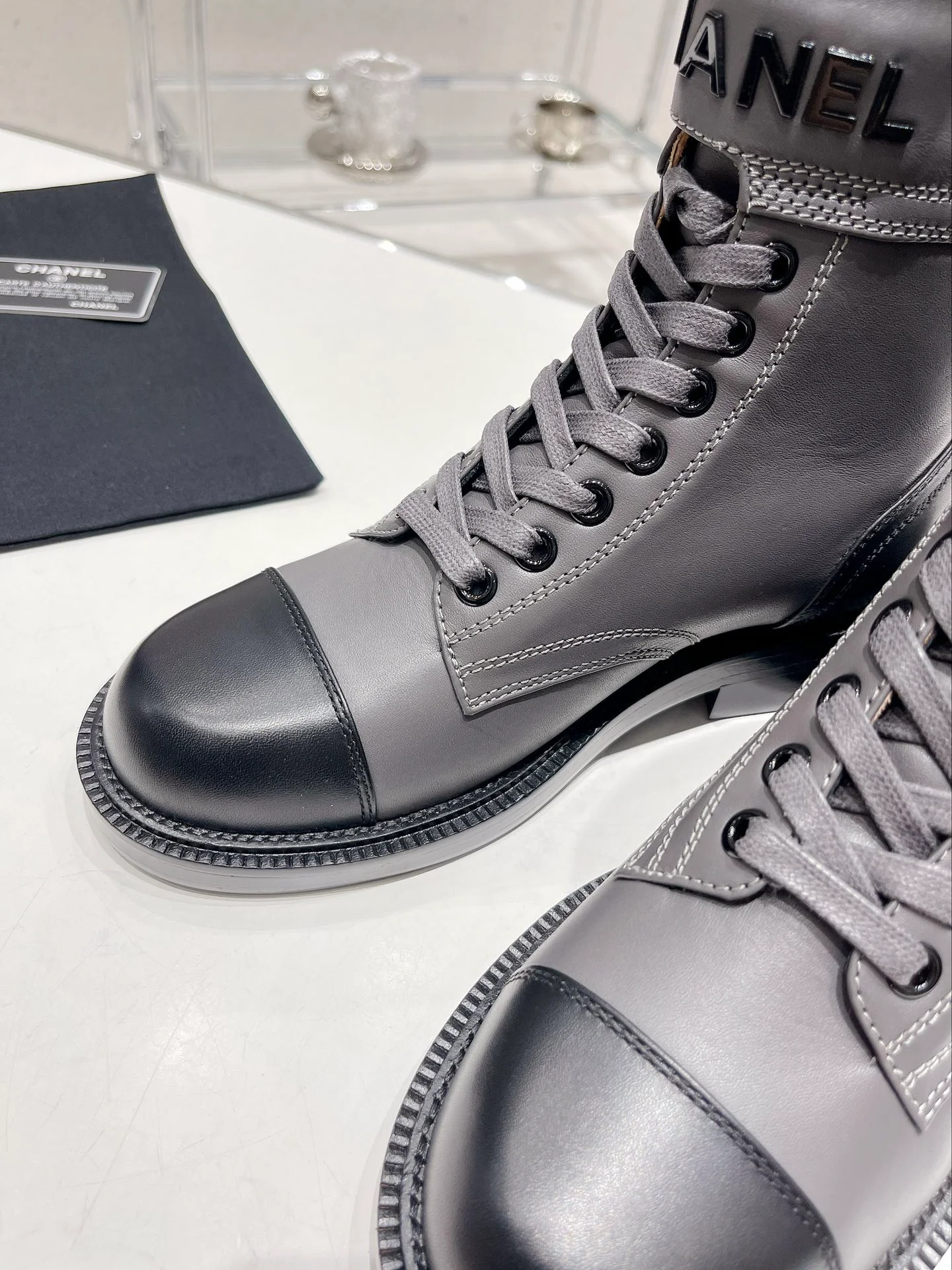Новинка сезона осень/зима 2022 от Chanel — Ботинки Dr. Martens на шнуровке — Серые