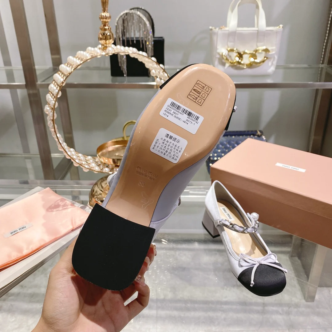 Весенняя коллекция Miu Miu 2023 - Шелковые туфли на низком каблуке с квадратным носком - Фиолетовые