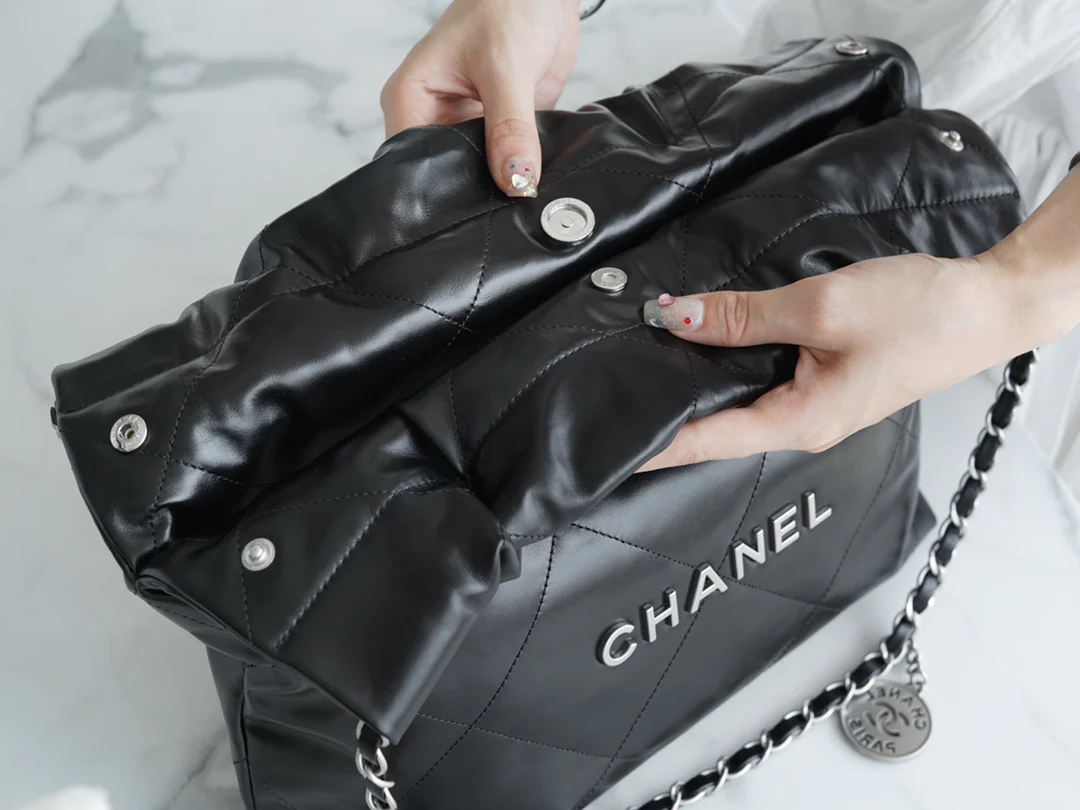 Сумка Chanel 22p 22bag, маленькая, черная, с серебряной пряжкой - 1 шт.