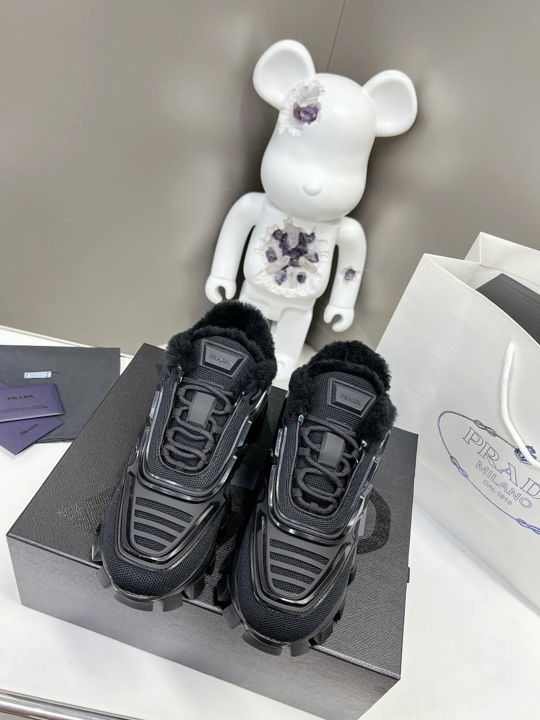 Новинка весны 2022 года от Prada - повседневные туфли на платформе - черные.