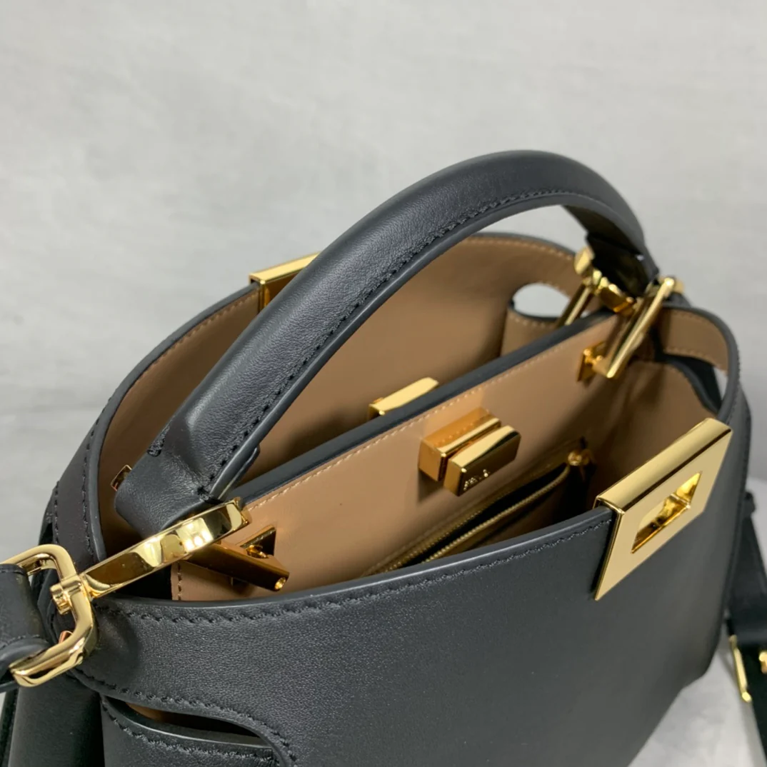 Черная кожаная сумка Fendi Peekaboo