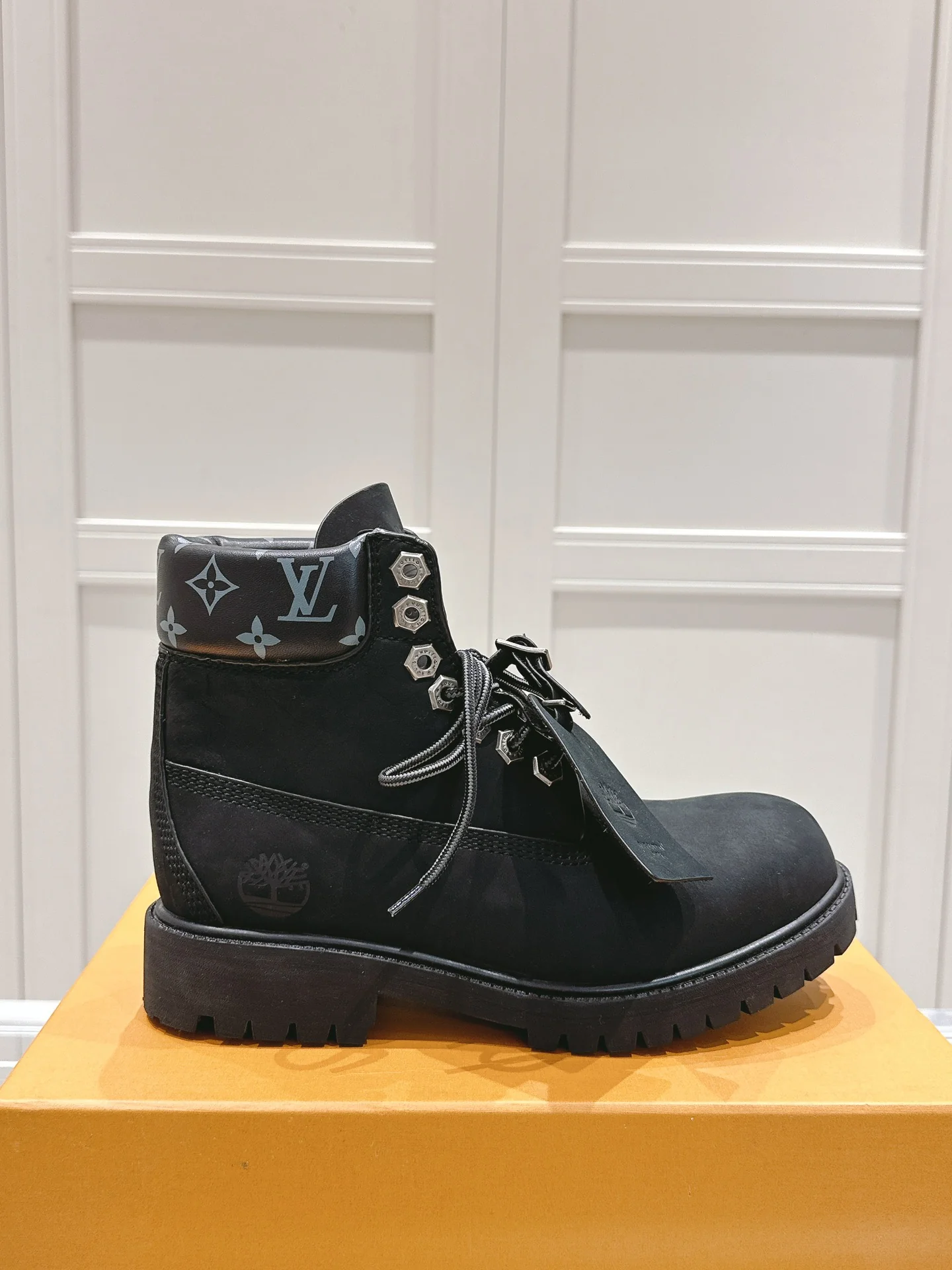 Коллекция LV-2024: Ретро ботинки Dr. Martens - Изображение из коллекции