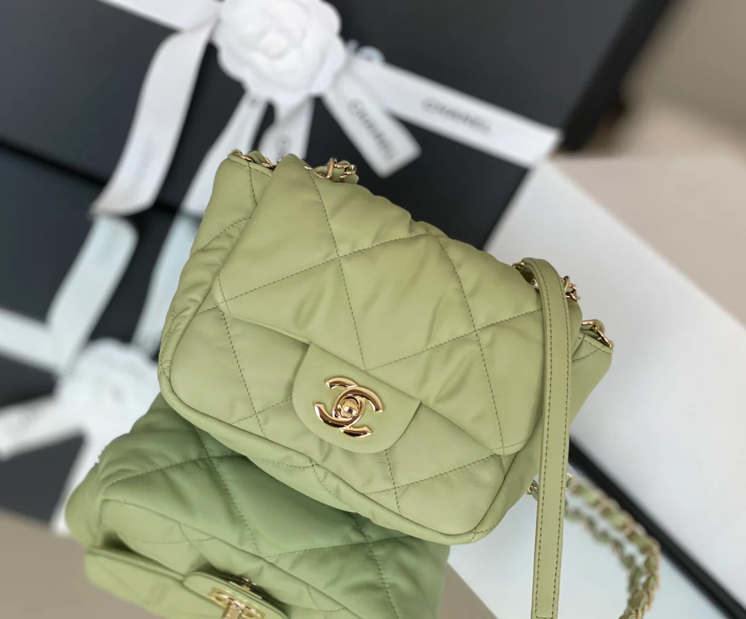 Сумка Chanel Resort Collection из мягкой телячьей кожи — цвет авокадо.