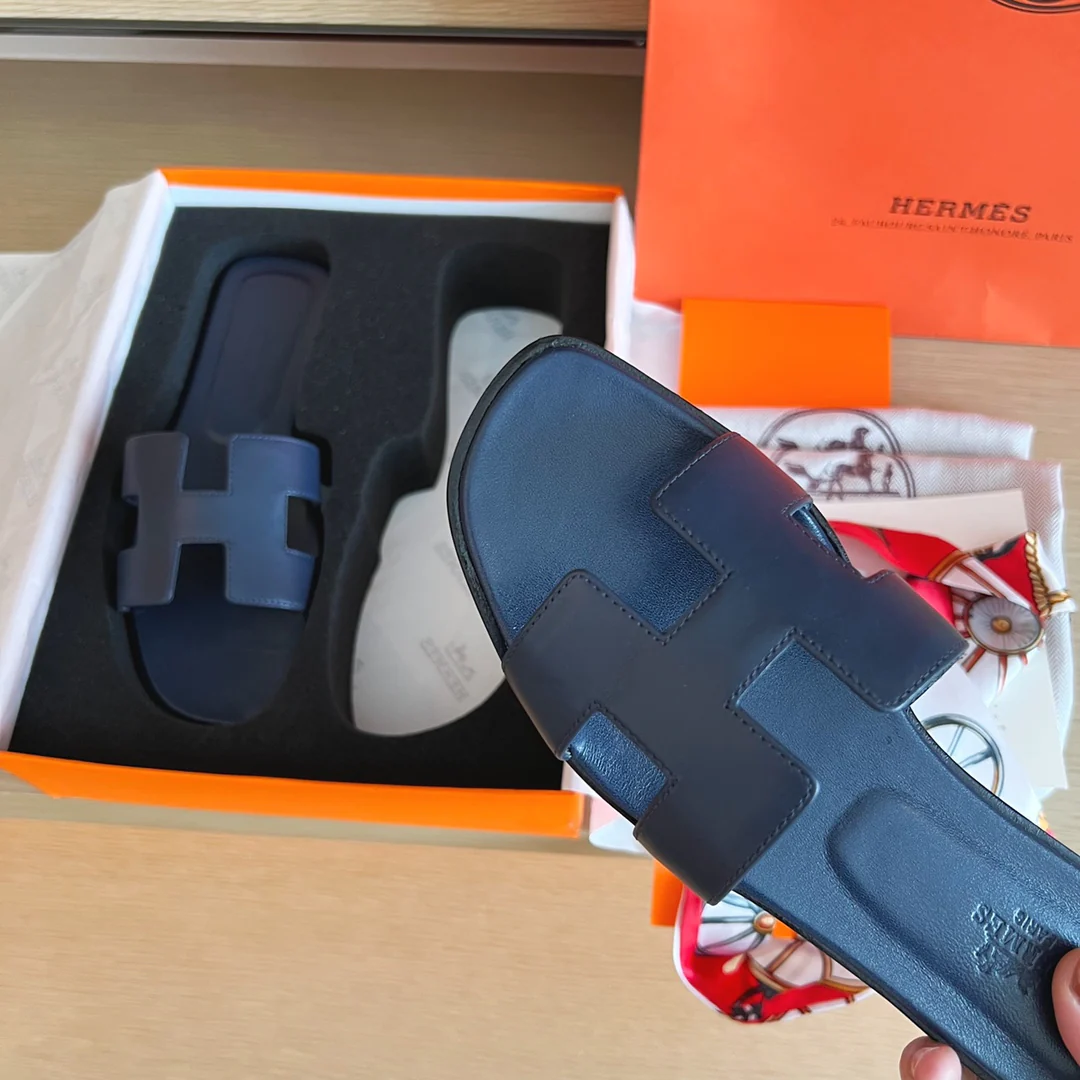 Сандалии Hermes на плоской подошве - верх из однотонной кожи - подошва, полностью закрывающая стопу - 1