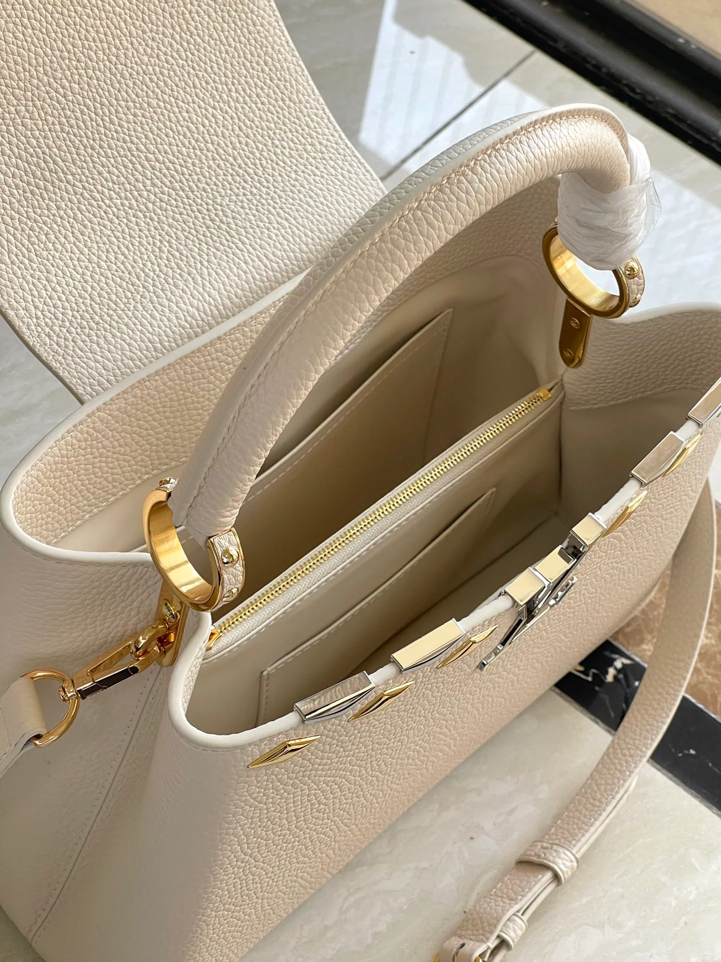 LV-m12751-capucines-medium handbag-white