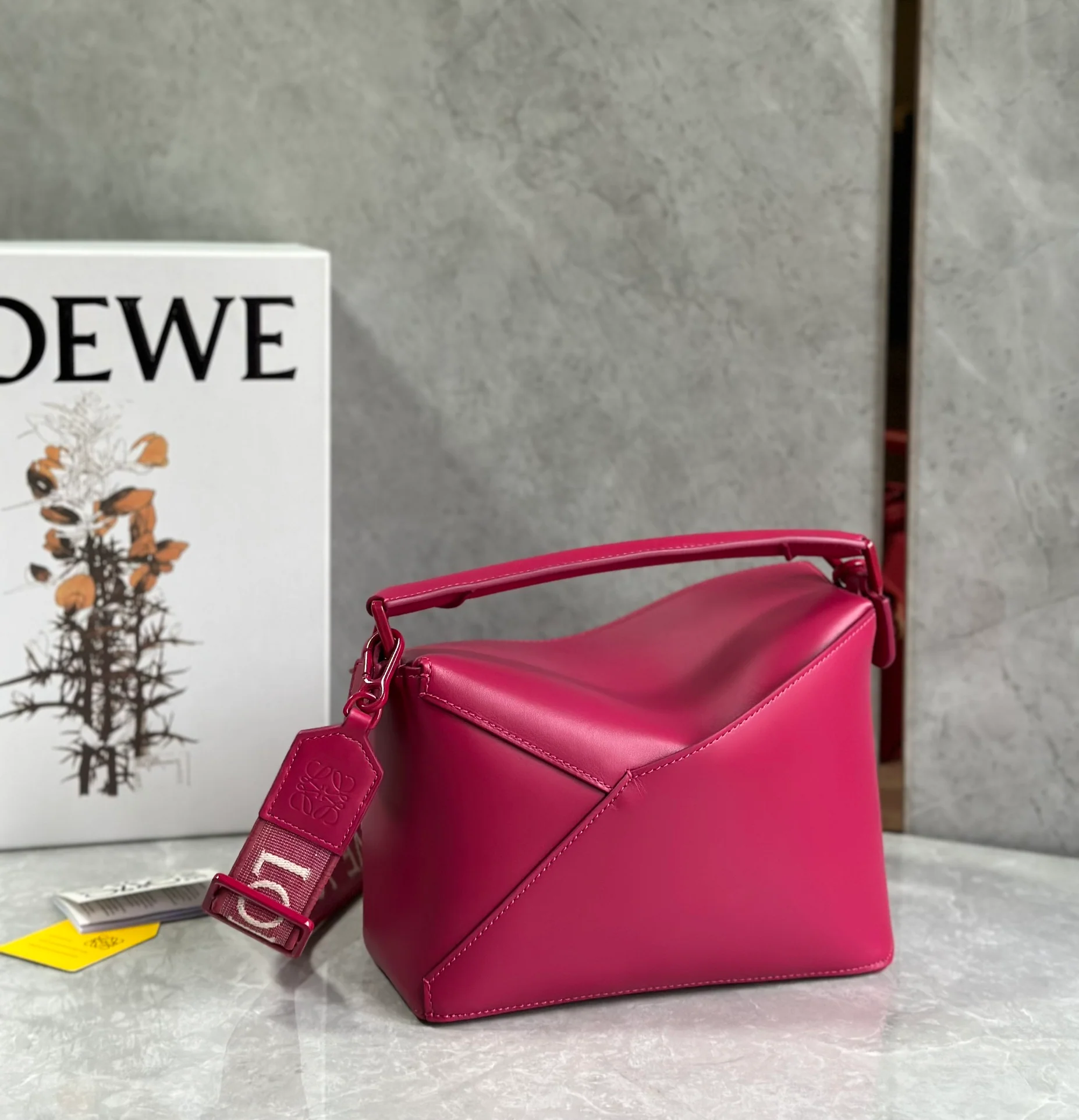 Сумка Loewe Puzzle Geometric с плечевым ремнем в виде буквы — розовая.
