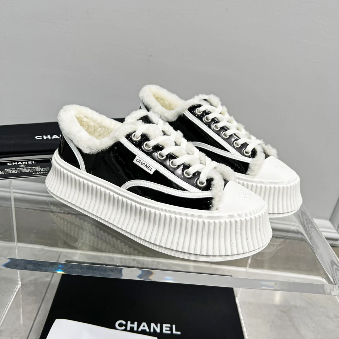 Весенняя коллекция Chanel 2022 — Повседневные туфли на платформе с меховой отделкой — Черные