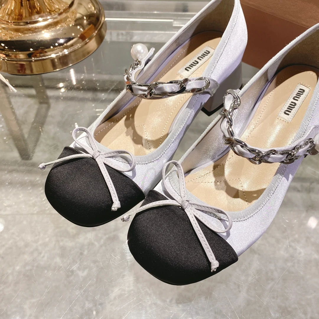 Весенняя коллекция Miu Miu 2023 - Шелковые туфли на низком каблуке с квадратным носком - Фиолетовые