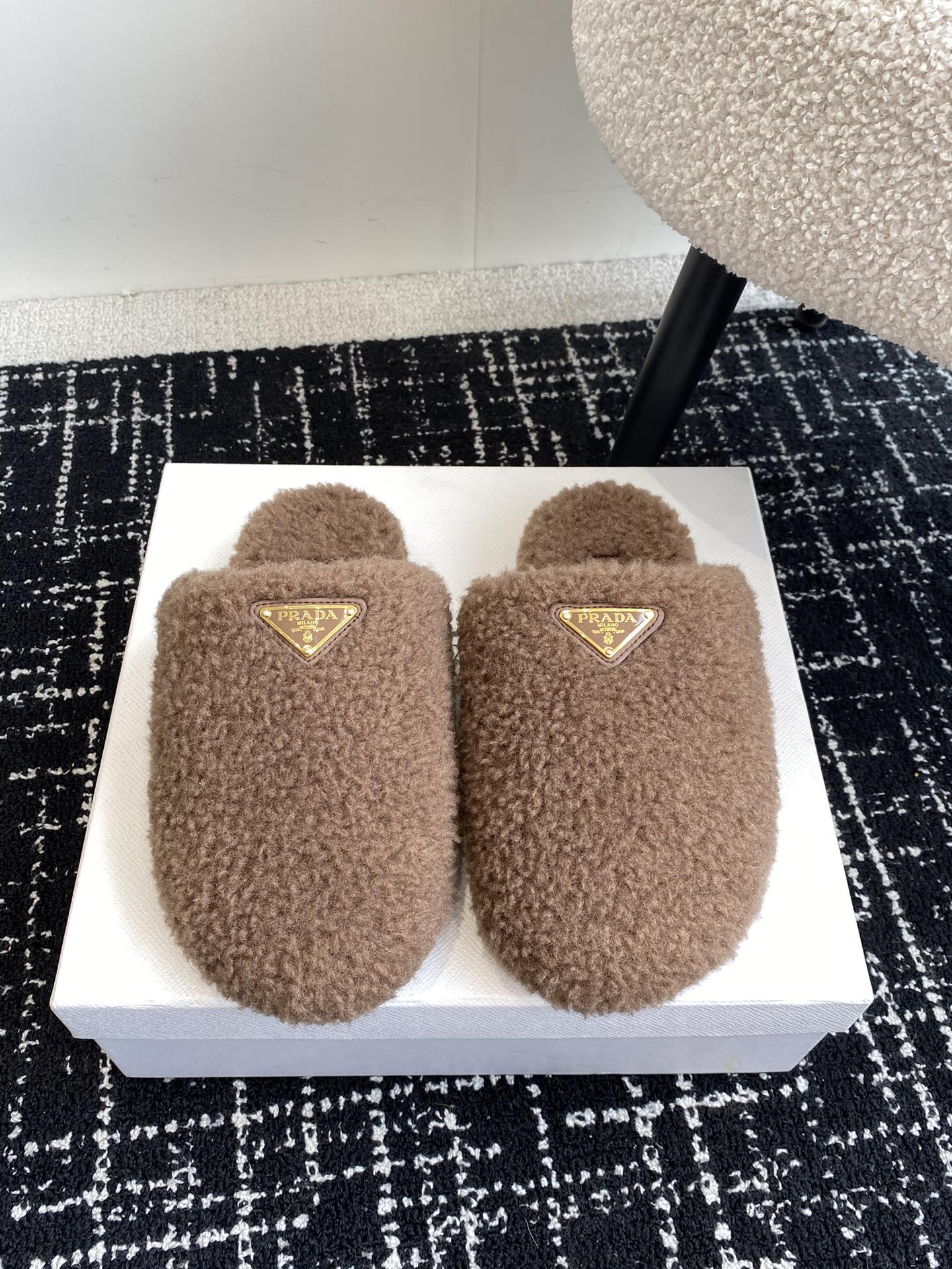 Шерстяные тапочки Miu Miu 2024 — кофейного цвета.