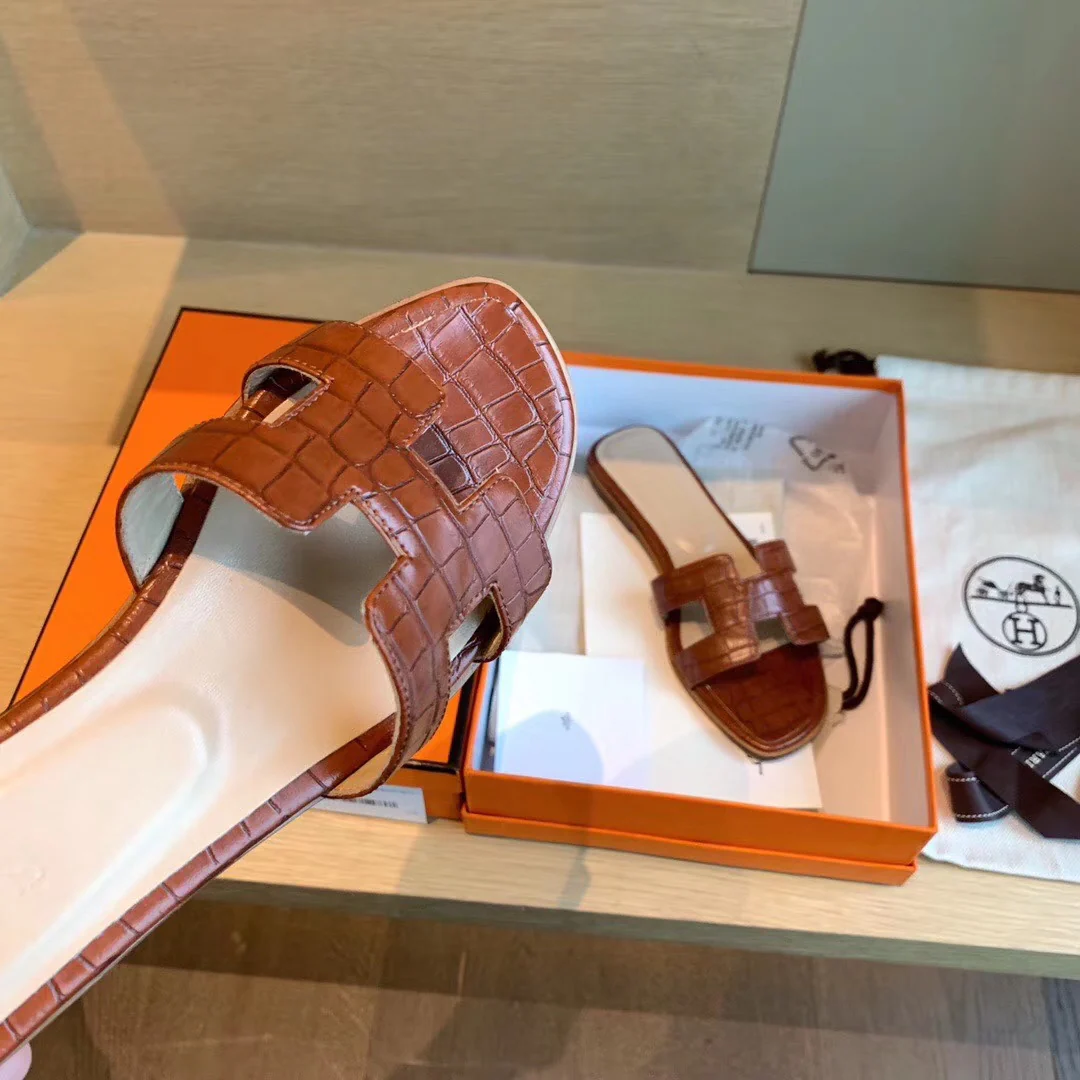 Сандалии Hermes на плоской подошве - с каменным узором