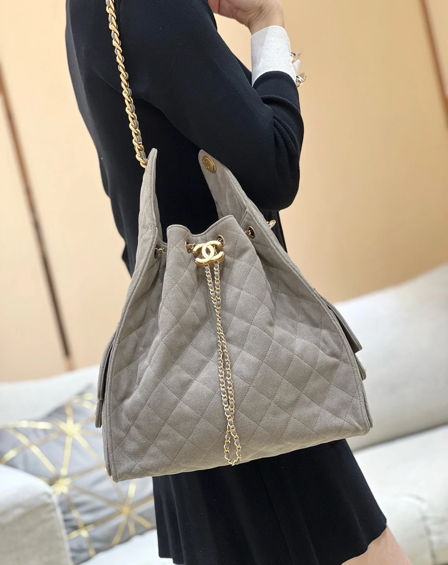 Популярная сумка-хобо Chanel 25c, коричневая.