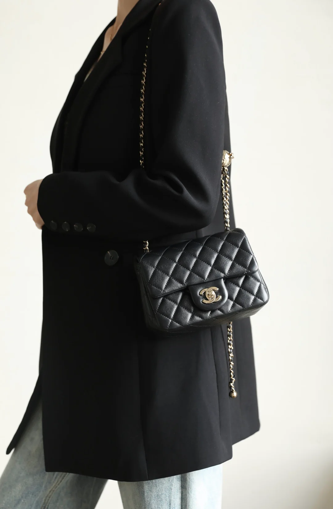 Сумка-шар Chanel из 25-каратного золота с регулируемой застежкой, черная с фурнитурой из светлого золота.