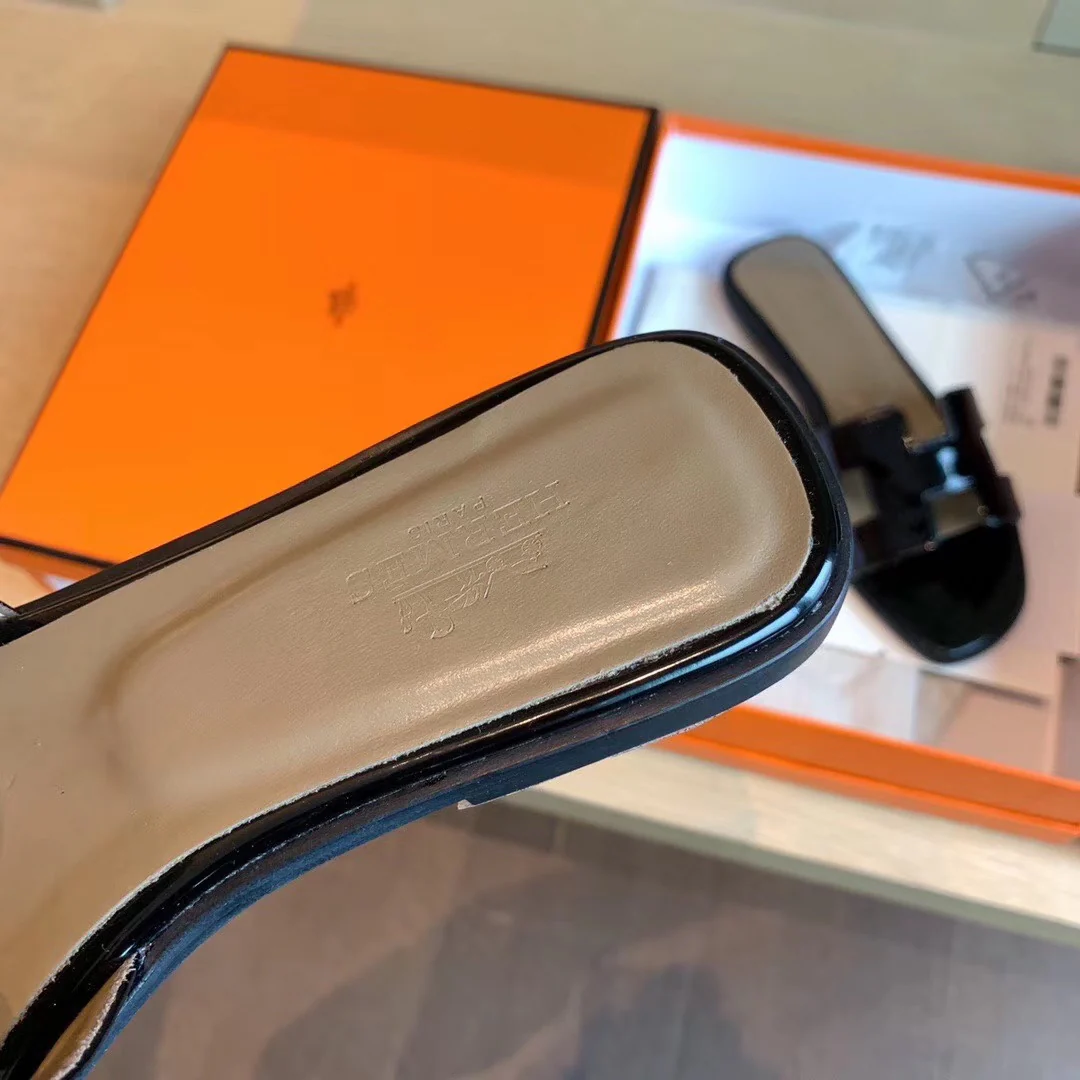 Классические домашние тапочки Hermes с буквой H — лакированная кожа, черные.