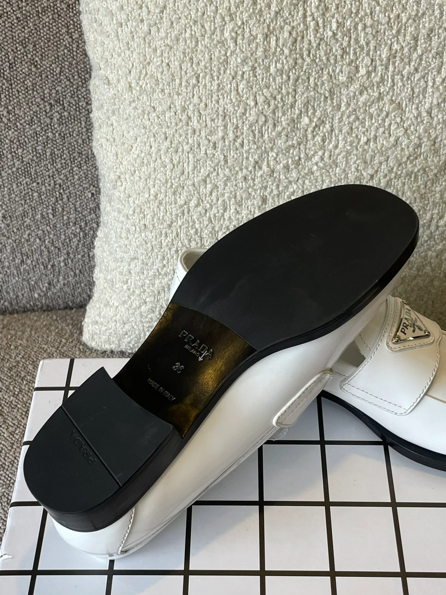 Обувь Prada в афро-стиле