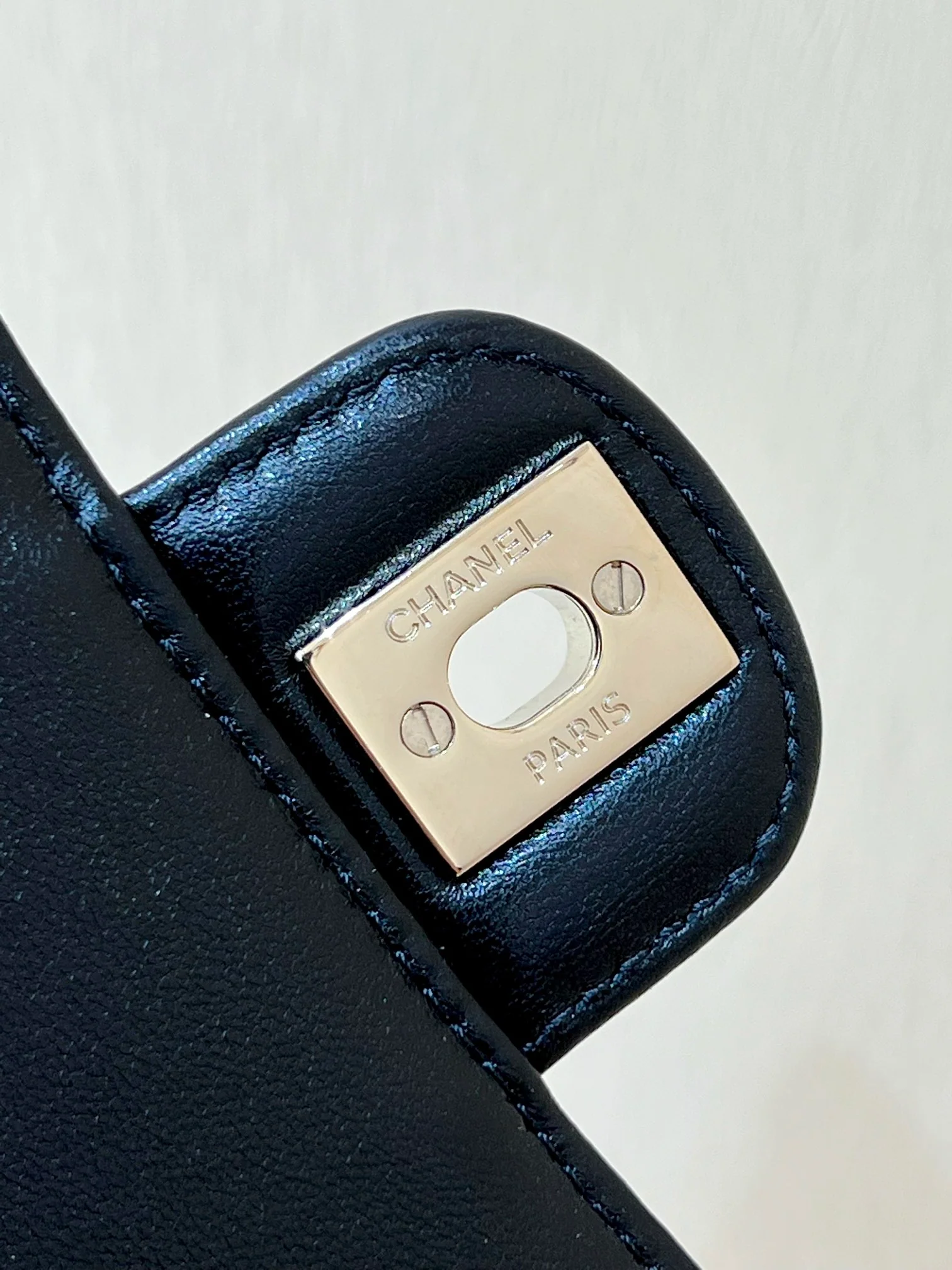 Ручка сумки Chanel 23a CF со стразами - черная