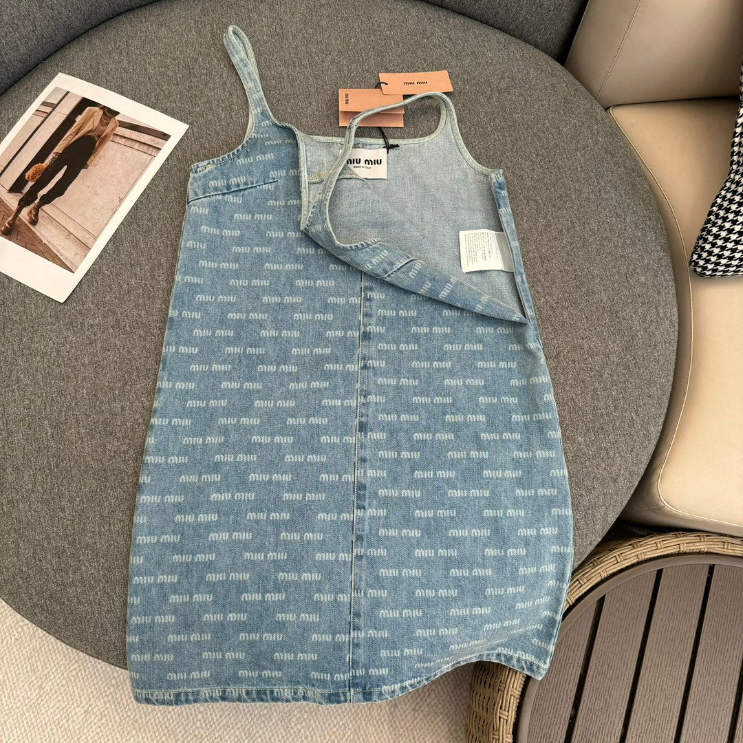 Miu Miu - Коллекция весна/лето 2404-24: Новинка: джинсовый комбинезон-платье в стиле ретро с логотипом.
