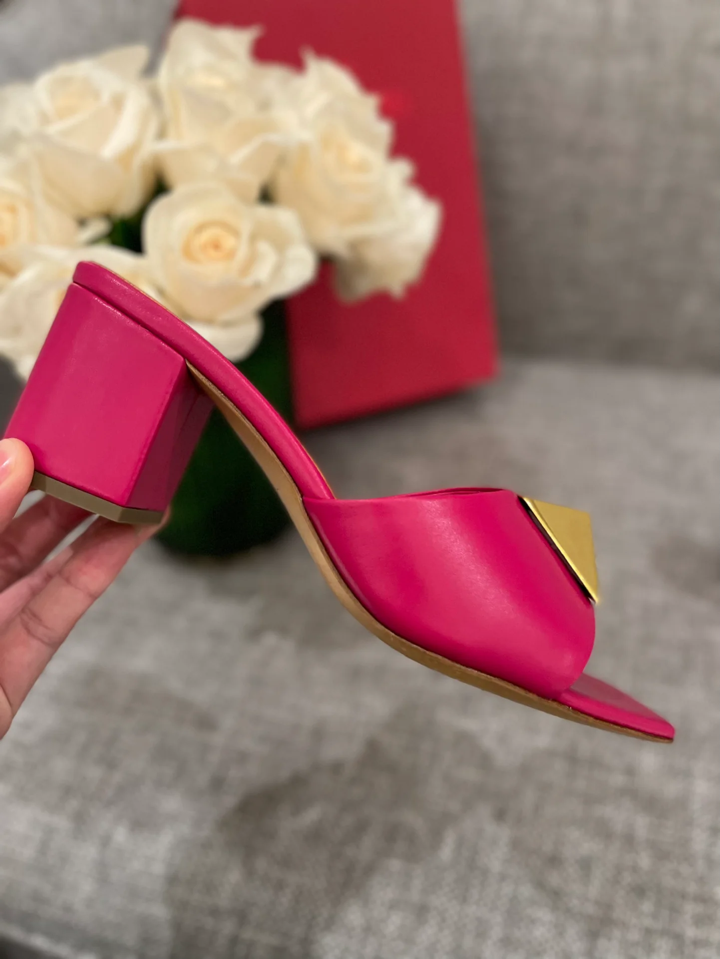 Босоножки Valentino на массивном каблуке - розовые