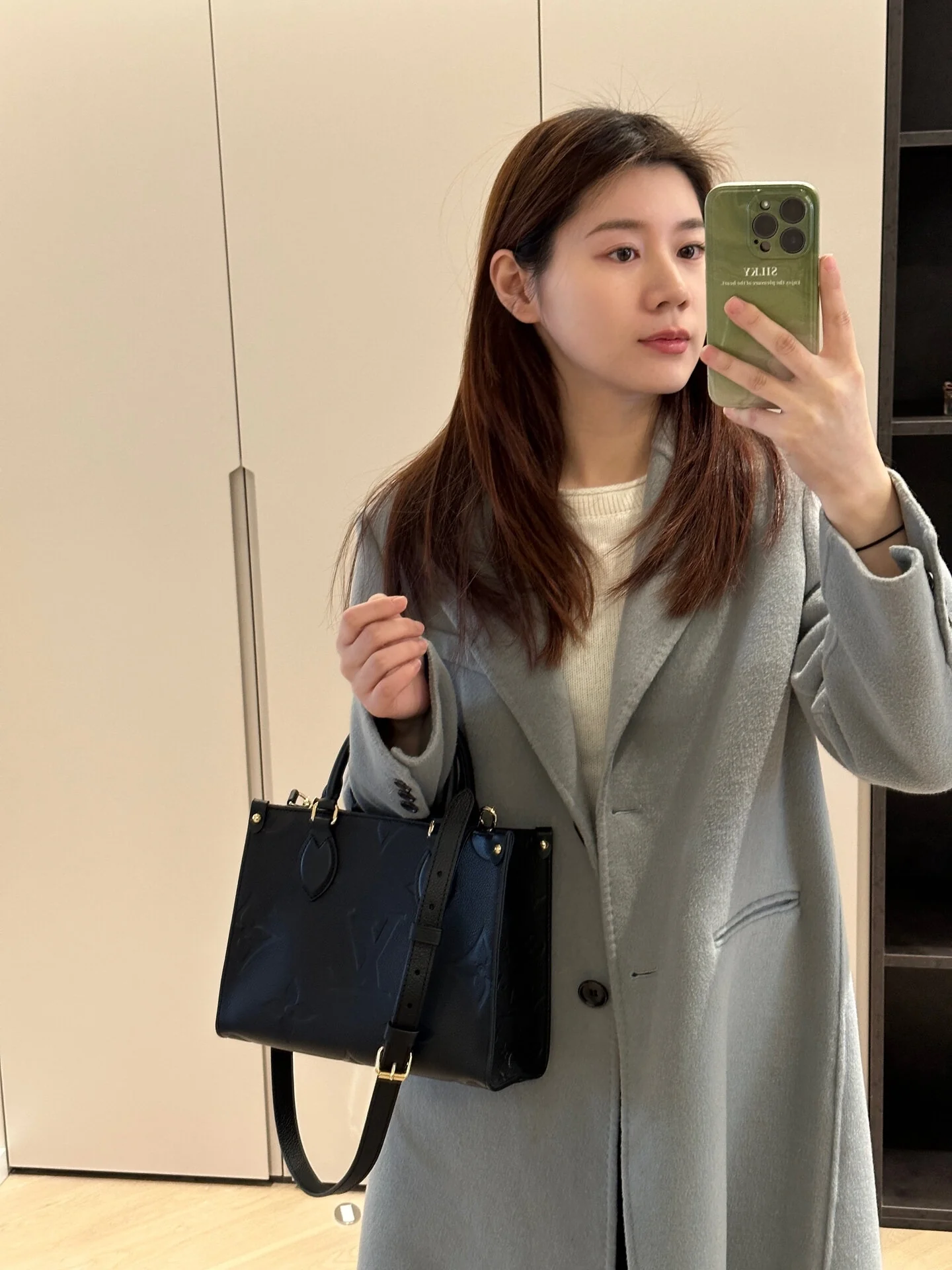 m45653-LV-onthego-pm-Сумка через плечо-черная