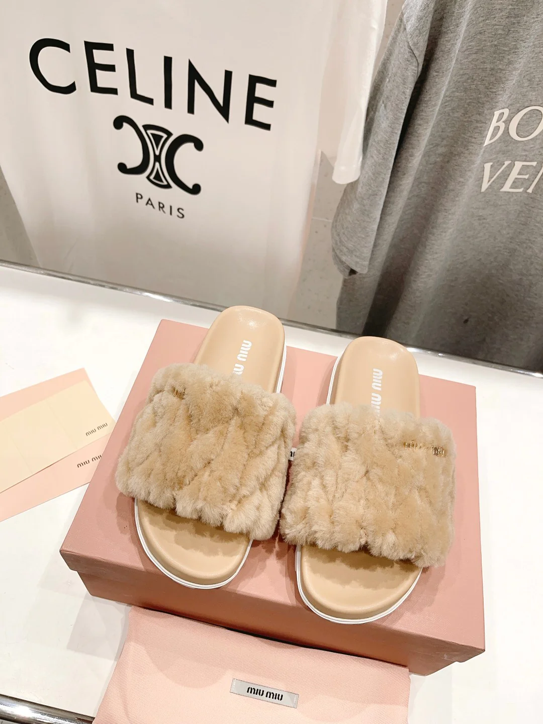 Новинка сезона ?Ранняя осень? от Miu Miu 2023 — шелковые тапочки с меховой отделкой и вышивкой — абрикосовый цвет.