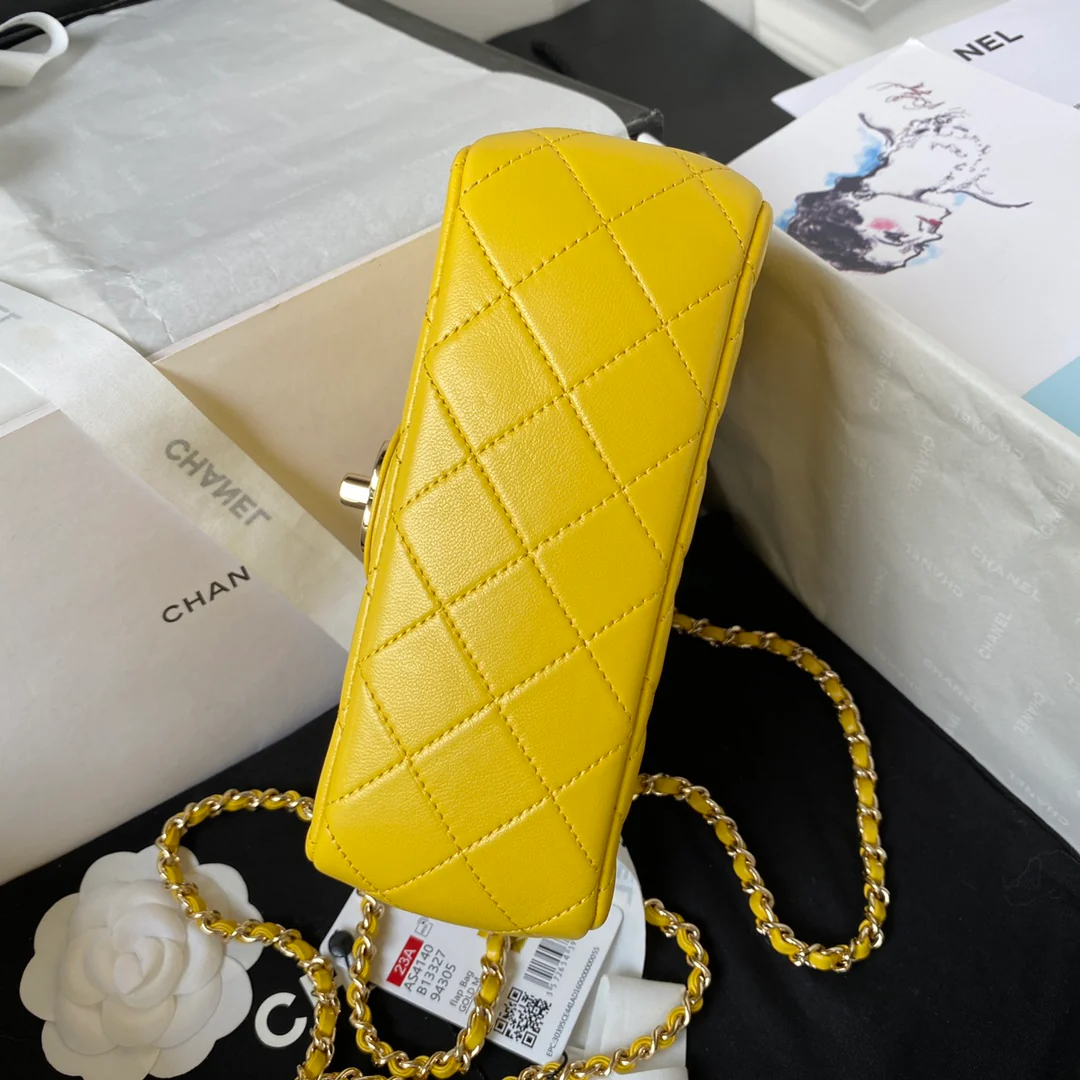 Коллекция Chanel Pre-Fall 2023 - Сумка CF с ручкой, украшенной стразами - Желтая - 18 см