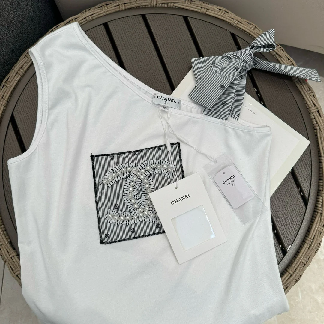 Новая коллекция Chanel весна/лето 2024: майка с открытыми плечами, украшенная бисером и логотипом.