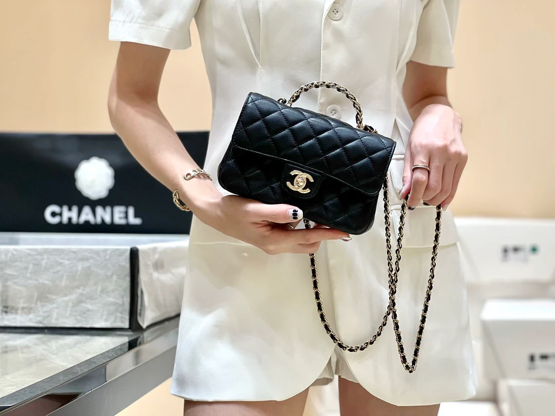 Ручка сумки Chanel 23a CF со стразами - черная