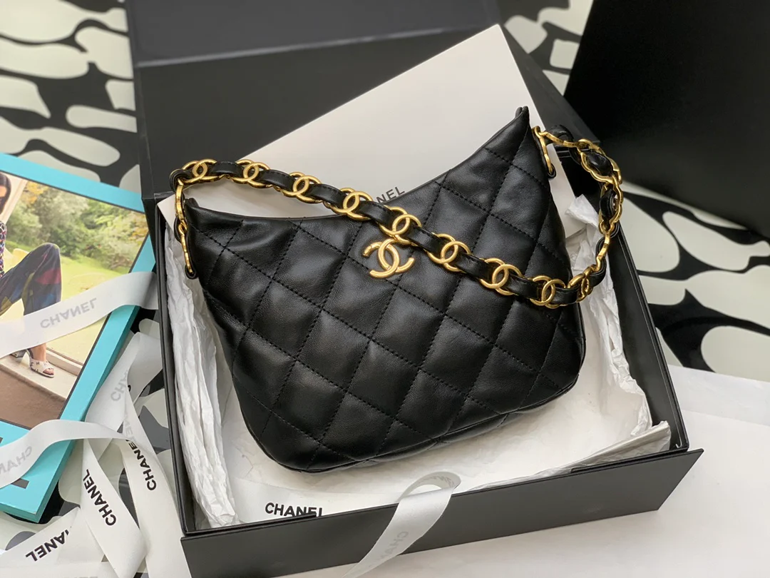 Сумка-хобо Chanel 2022 года, черная.