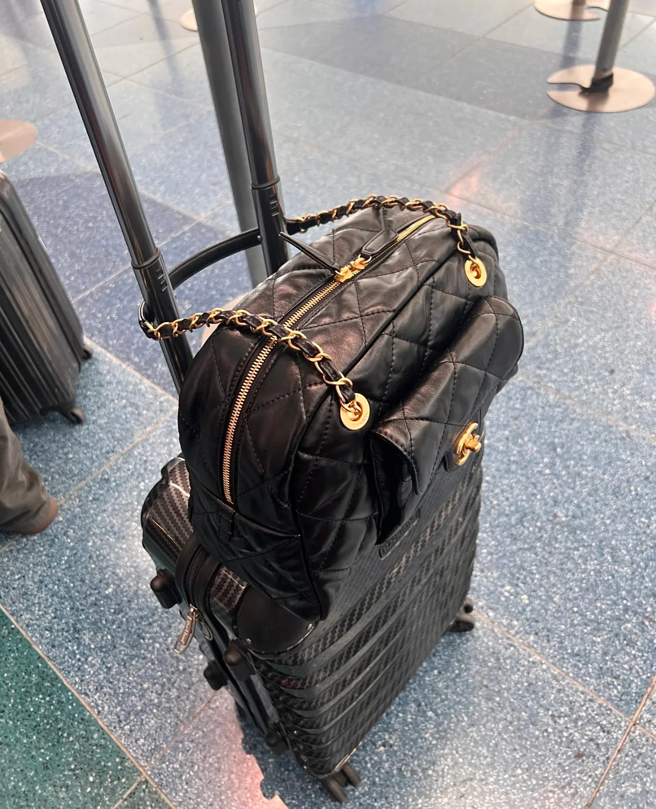 Маленькая сумка-боулинг Chanel 24a - черная