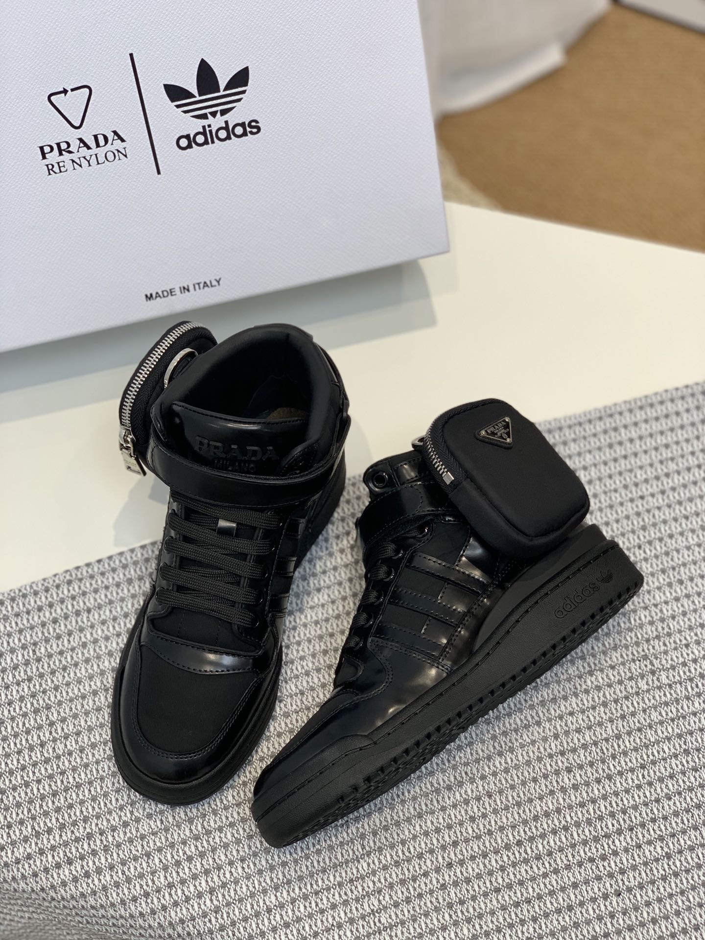 Обувь Prada - результат сотрудничества Prada и Adidas - спортивная и повседневная обувь - черная