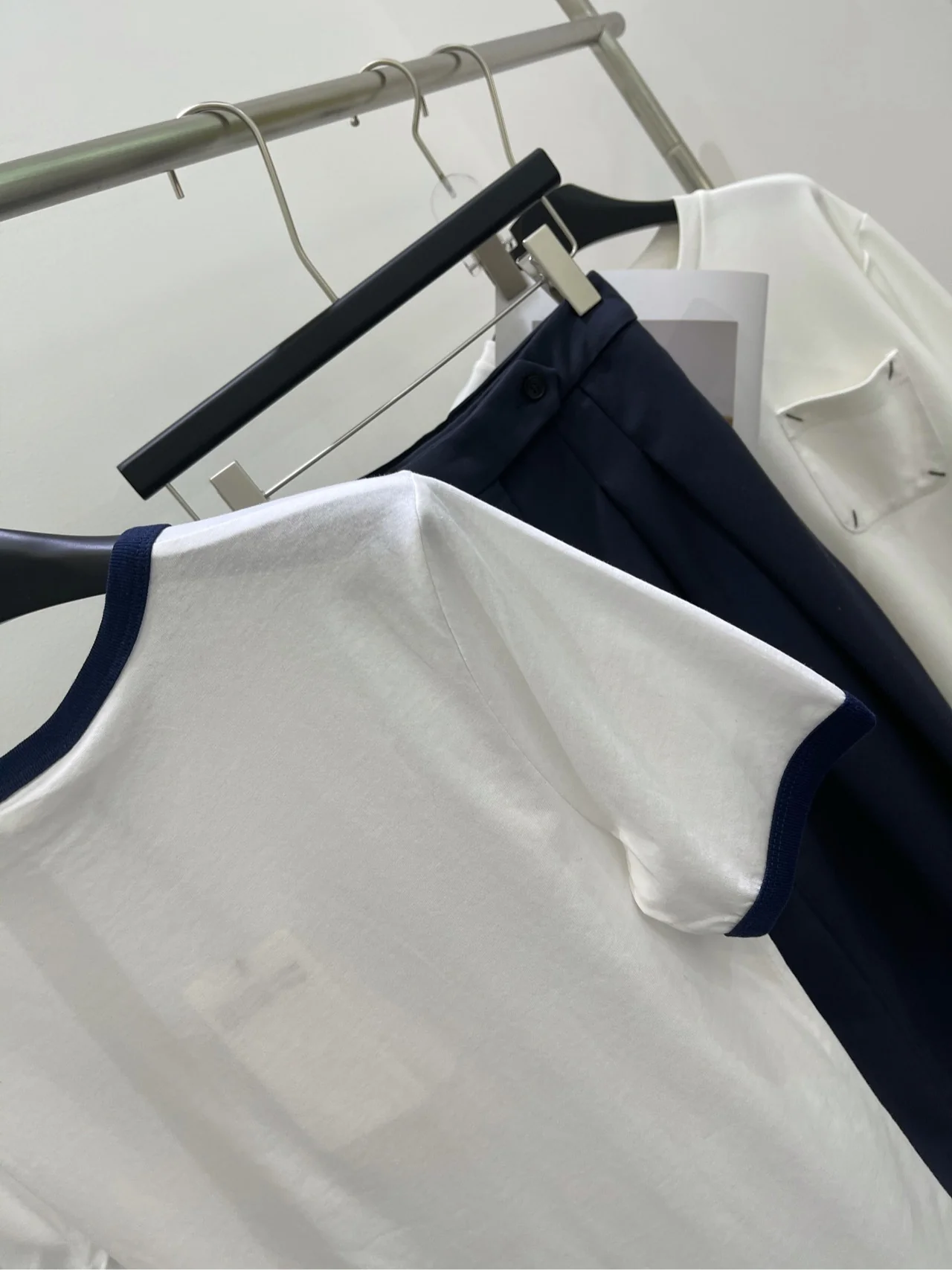 Футболка Celine 2403 Arc de Triomphe с буквенным принтом