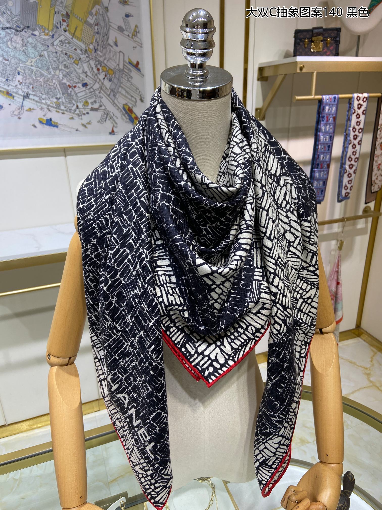 Большой шарф Chanel с абстрактным узором ?Двойная буква С? — 140 см x 140 см — 80% кашемир — 20% шелк — черный