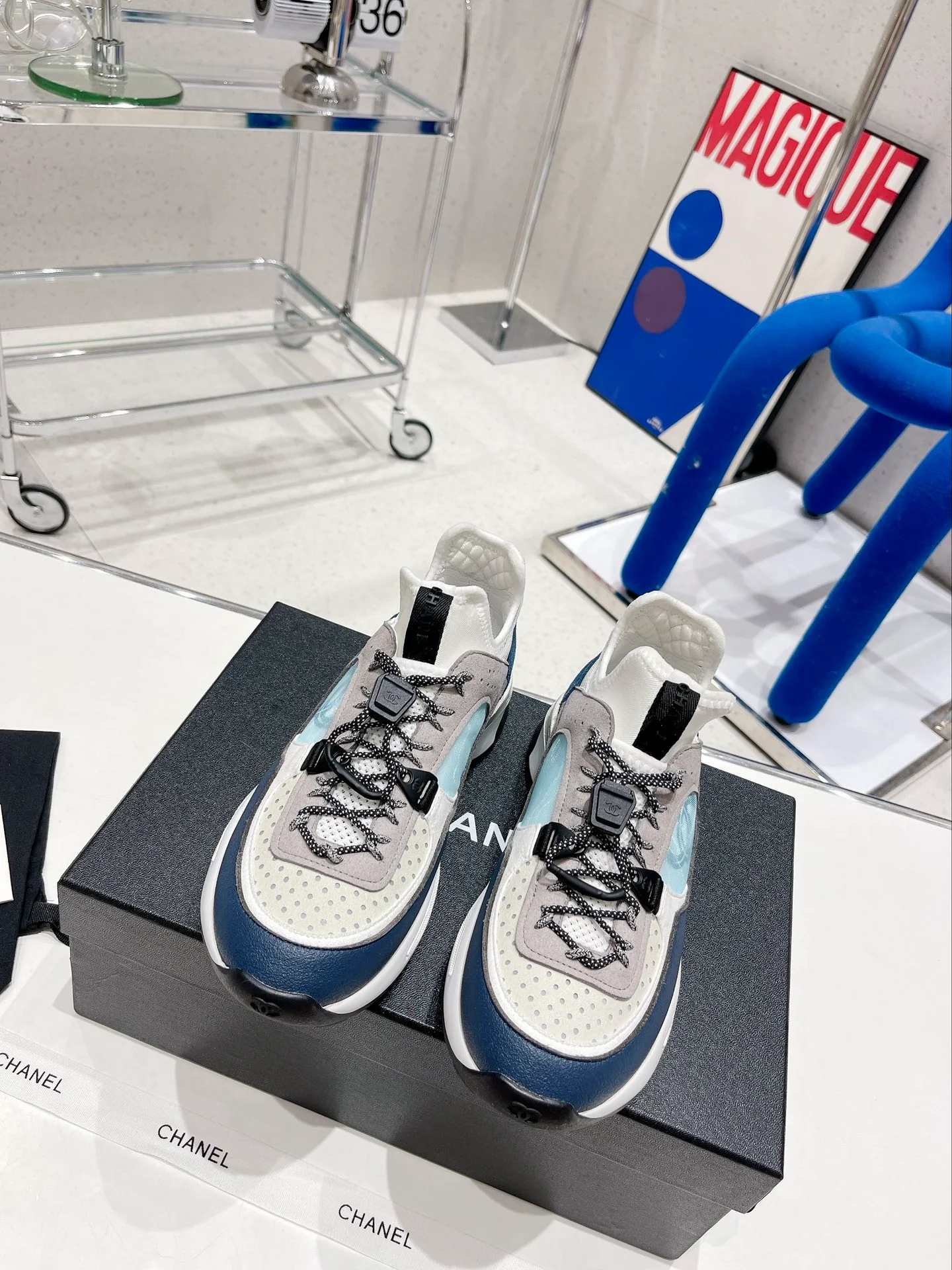 Кроссовки Chanel из лоскутков с показа осенне-зимней коллекции 2022 года.