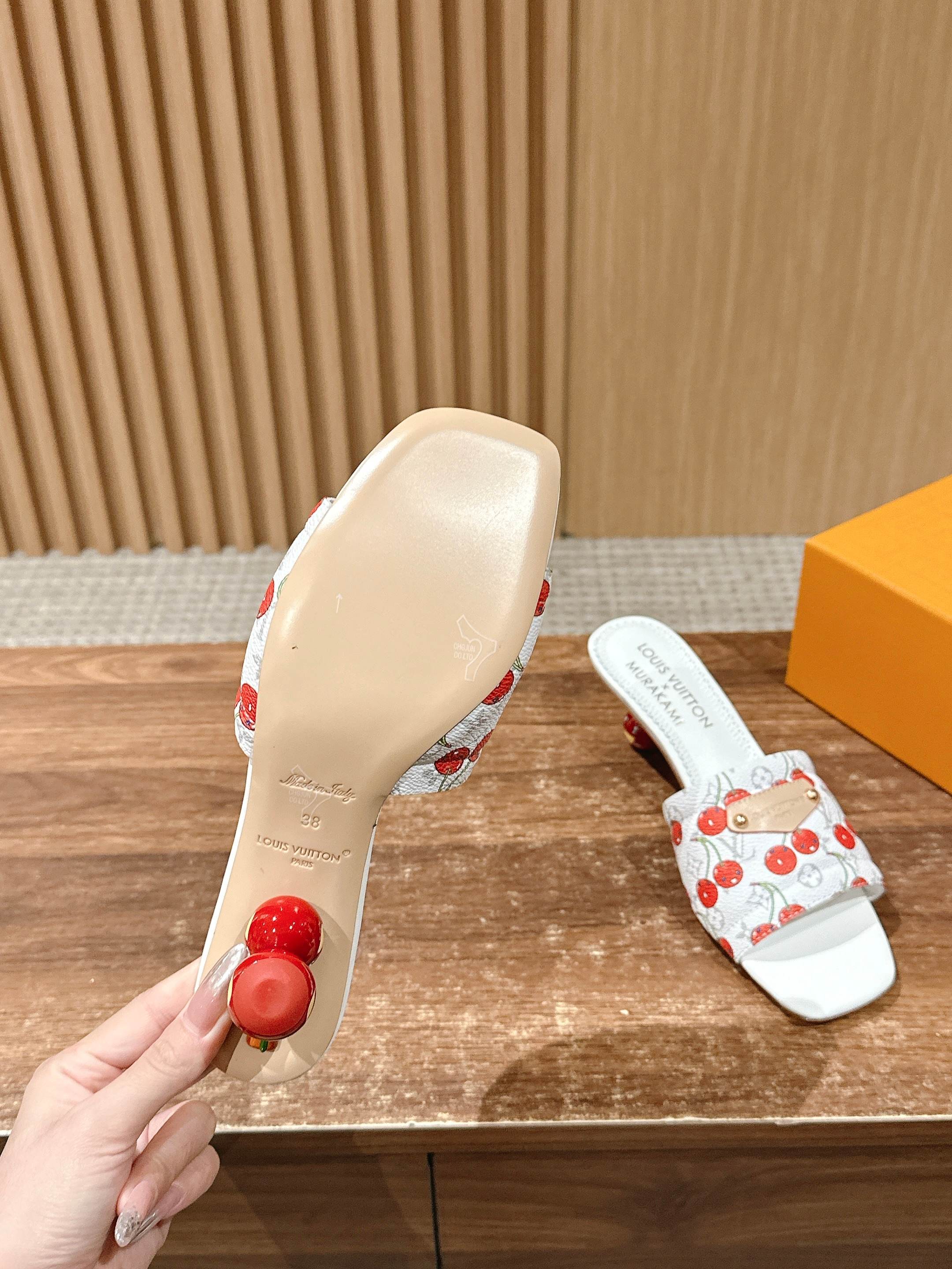 LV - Коллекция Такаши Мураками в стиле ретро - Сандалии на низком каблуке - Вишнево-белый