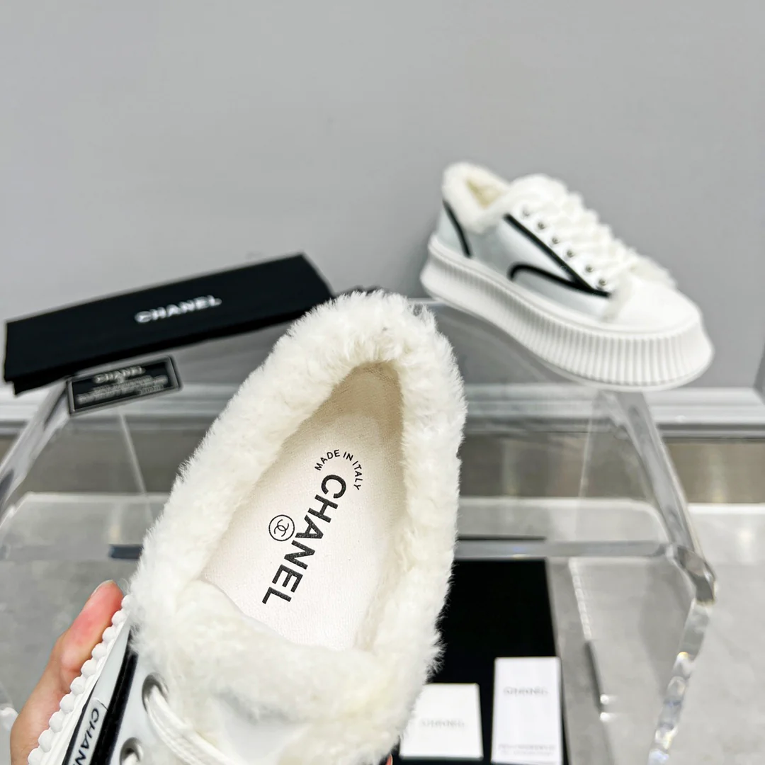 Весенняя коллекция Chanel 2022 — Пушистые повседневные туфли на платформе — Белые