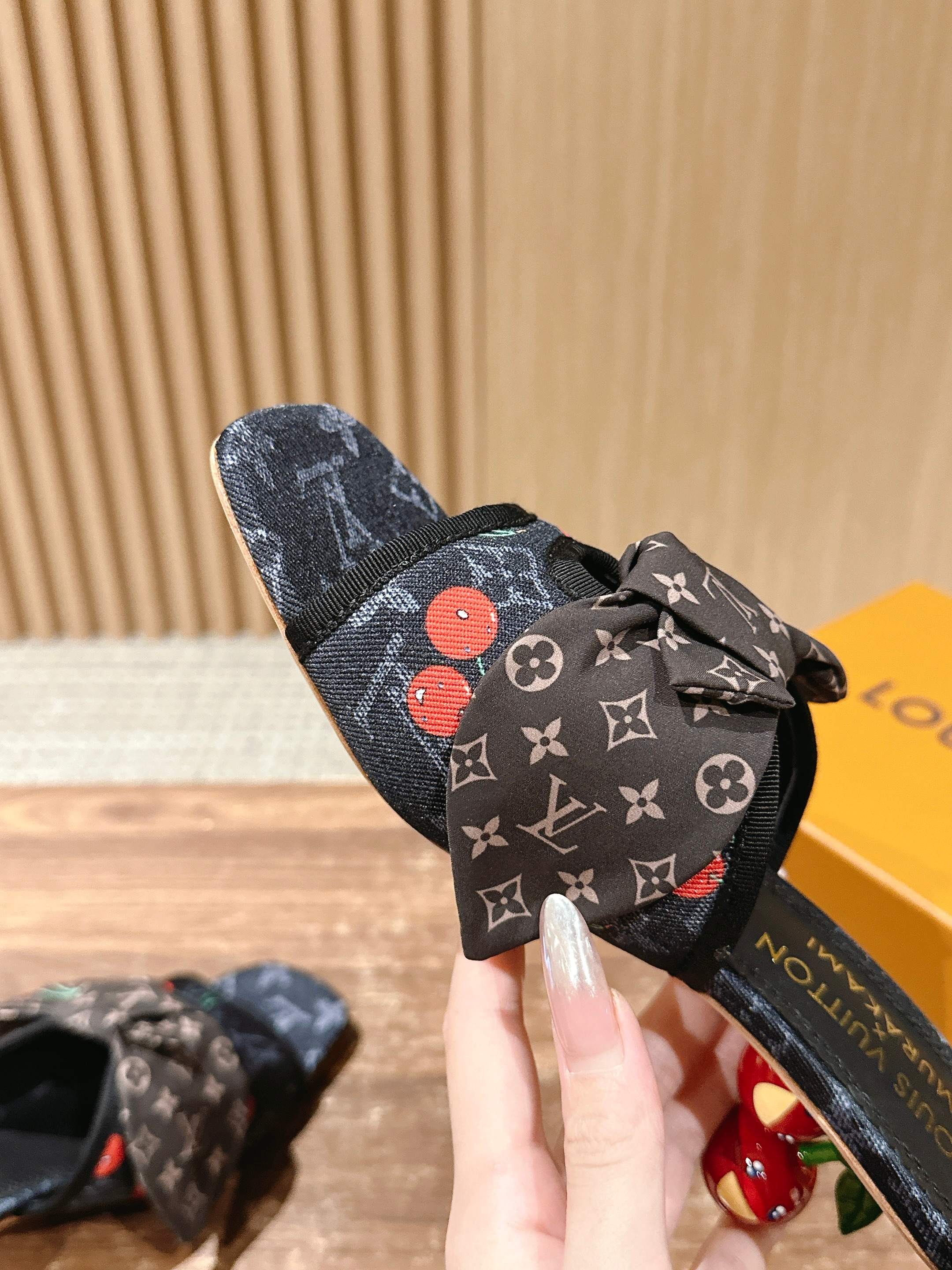 LV - Босоножки на низком каблуке с бантом и вишневым узором - Черные