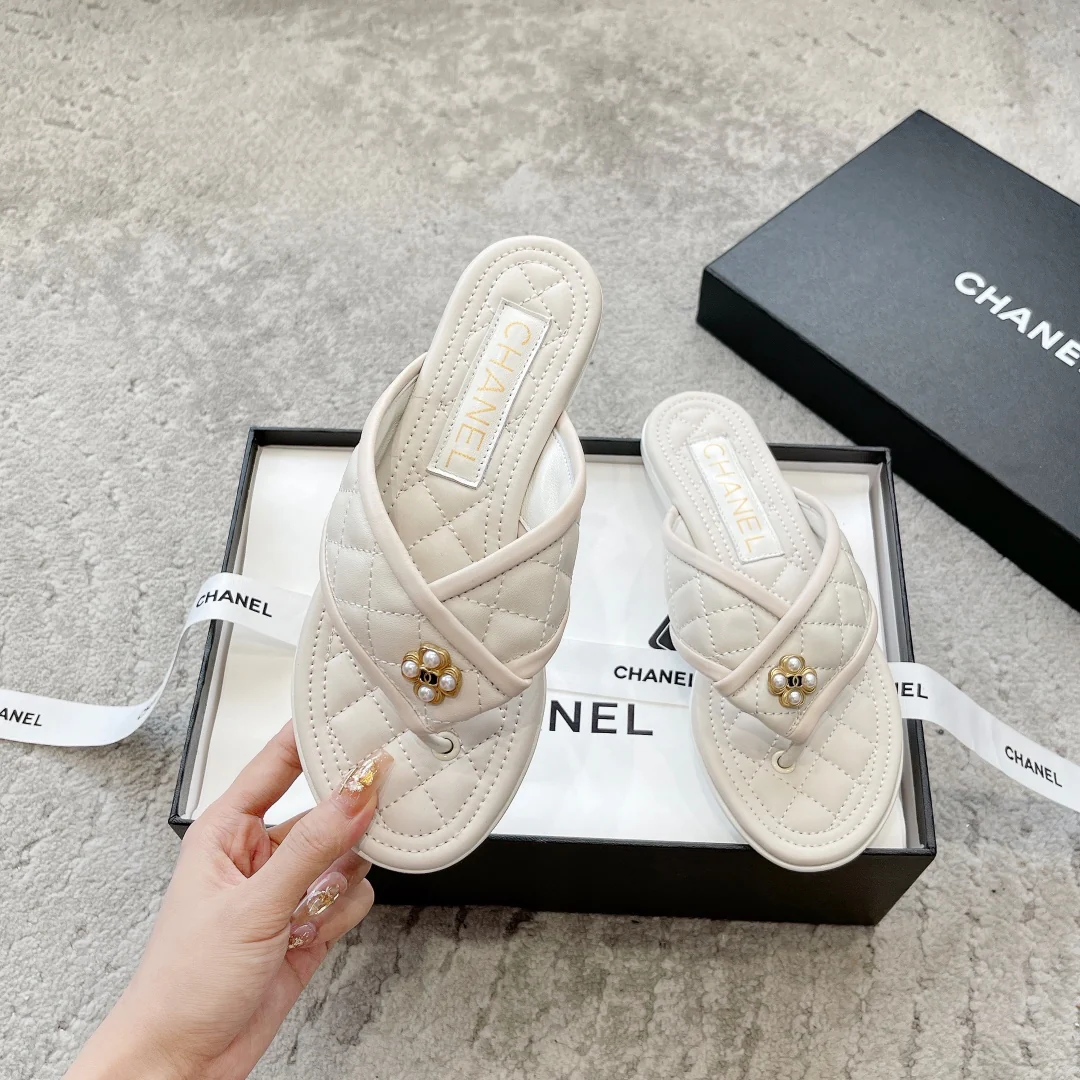 Новинка сезона весна/лето 2023 от Chanel - Тапочки с вышитым ромбовидным узором - Белые