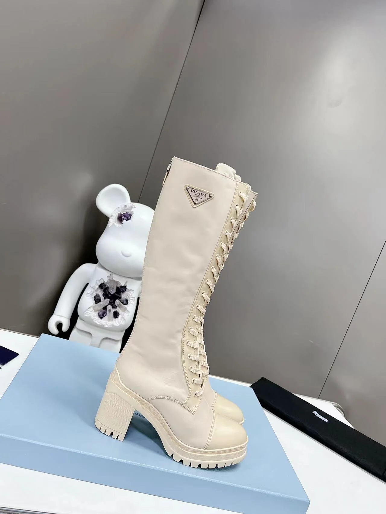 Chanel - Новинка весны 2022 года - Ботинки на шнуровке на массивном каблуке - Белые