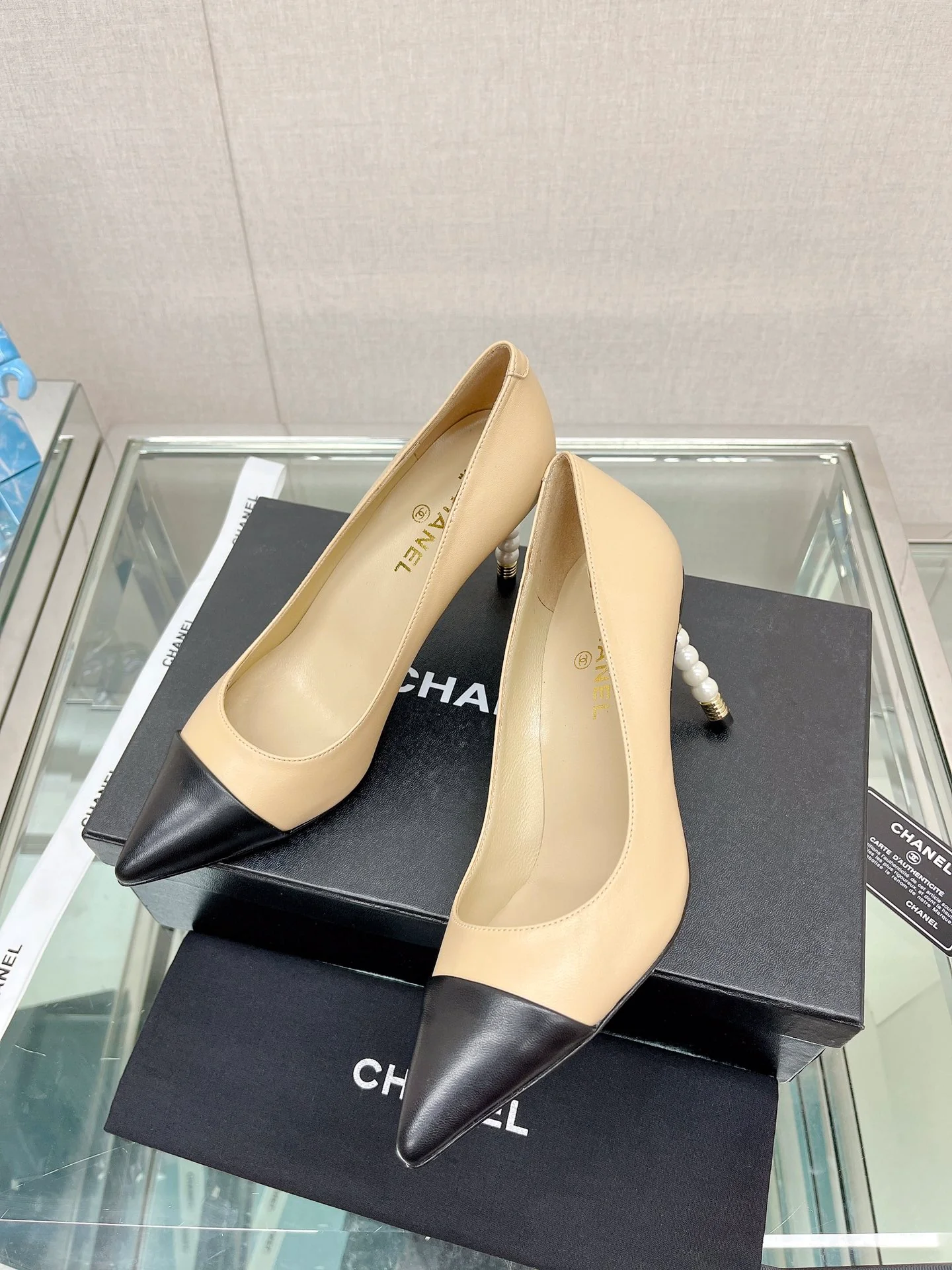 Туфли Chanel Coco на высоком каблуке с четырьмя заклепками, высота 8-5 см, абрикосовый цвет.