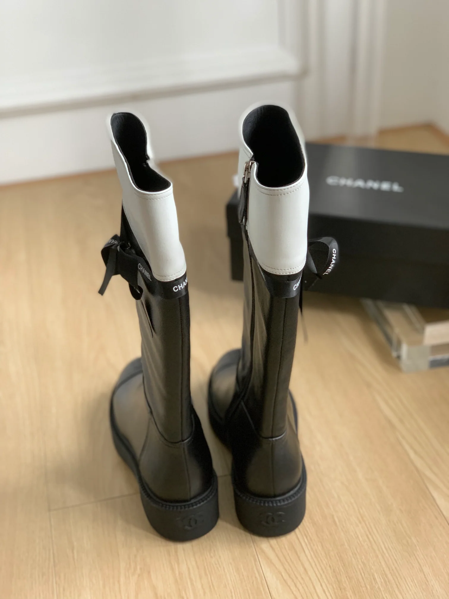 Новинка сезона осень/зима 2023 от Chanel - Коллекция сапог с лентами - Высокие сапоги - Черно-белая коллекция