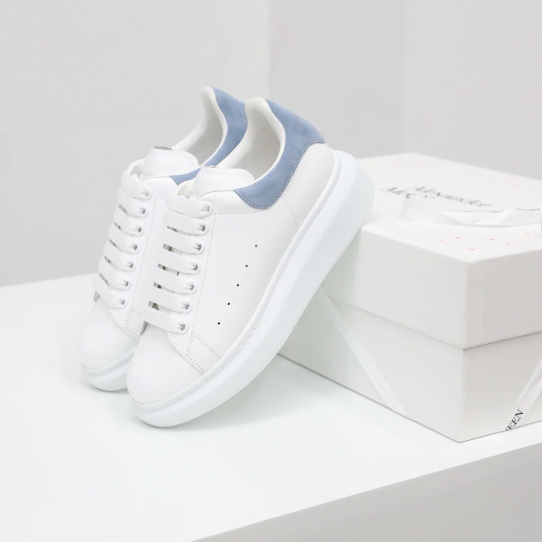 Классические белые кроссовки McQueen - нежно-голубые