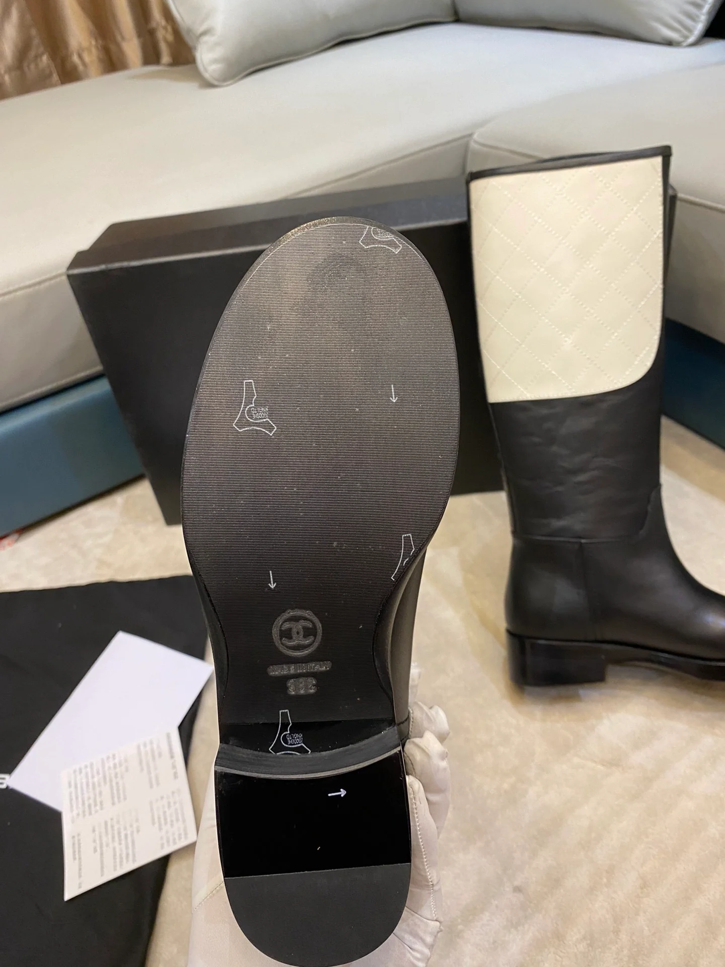 Новинка 2022 года от Chanel — кожаные сапоги.