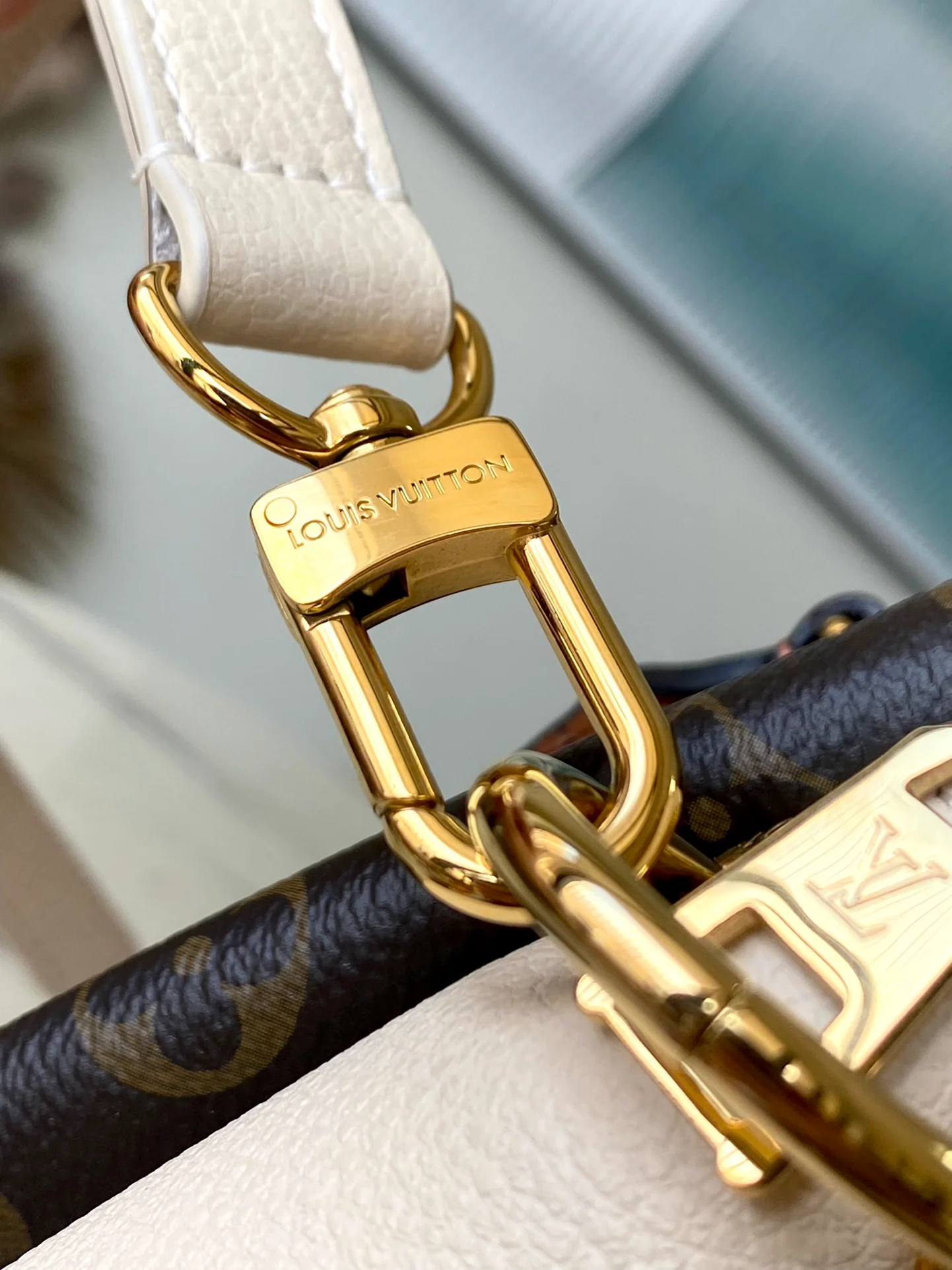 m46495-LV-opera-bb-handbag-white