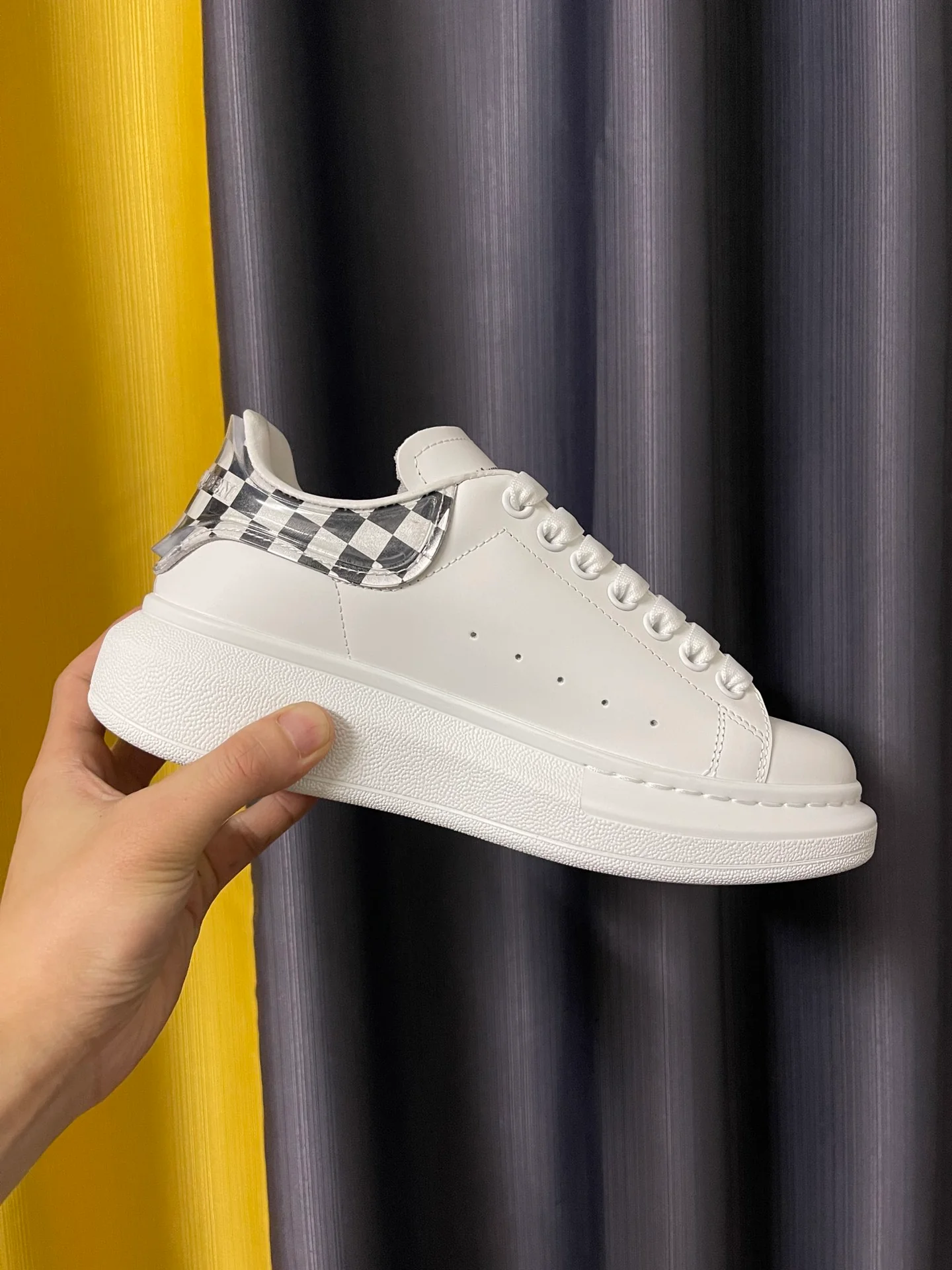 Классические белые кроссовки McQueen - унисекс - черно-белый клетчатый прозрачный каблук из эпоксидной смолы