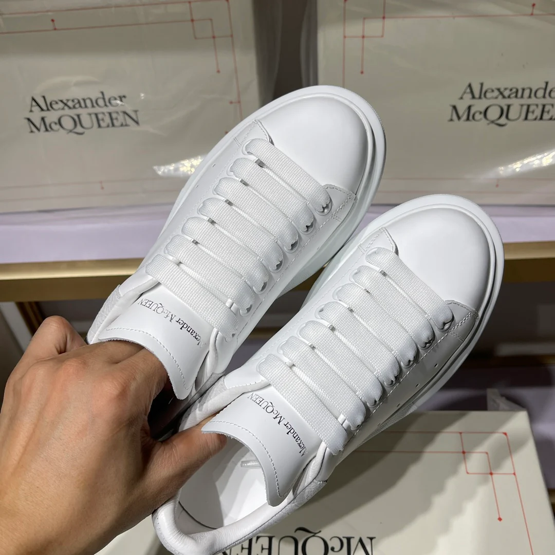 Классические белые кроссовки McQueen - унисекс - белый бархат с крокодиловым рисунком на задней части