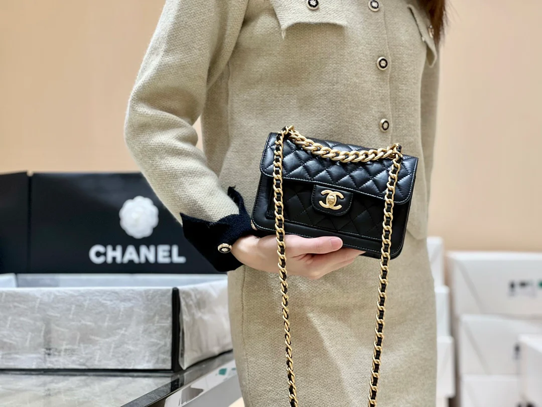 Новинка сезона весна/лето 2023 от Chanel - кожаная сумка Tofu Reissue - фотографии в действии.