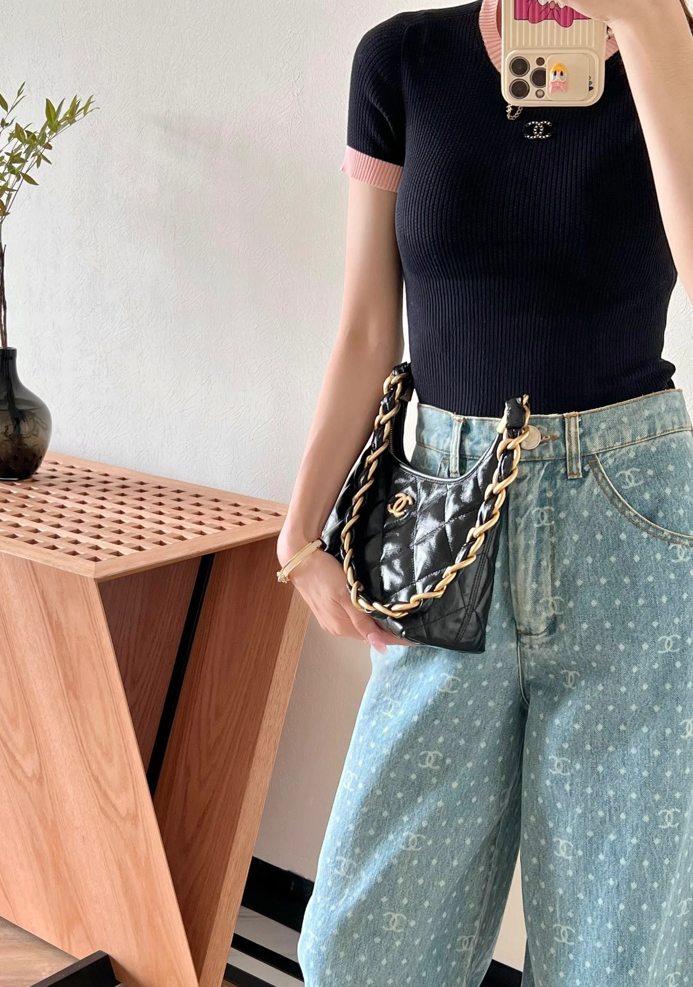 Сумка Chanel 24a Métiers d'Art из глянцевой овечьей кожи, маленькая, черная.