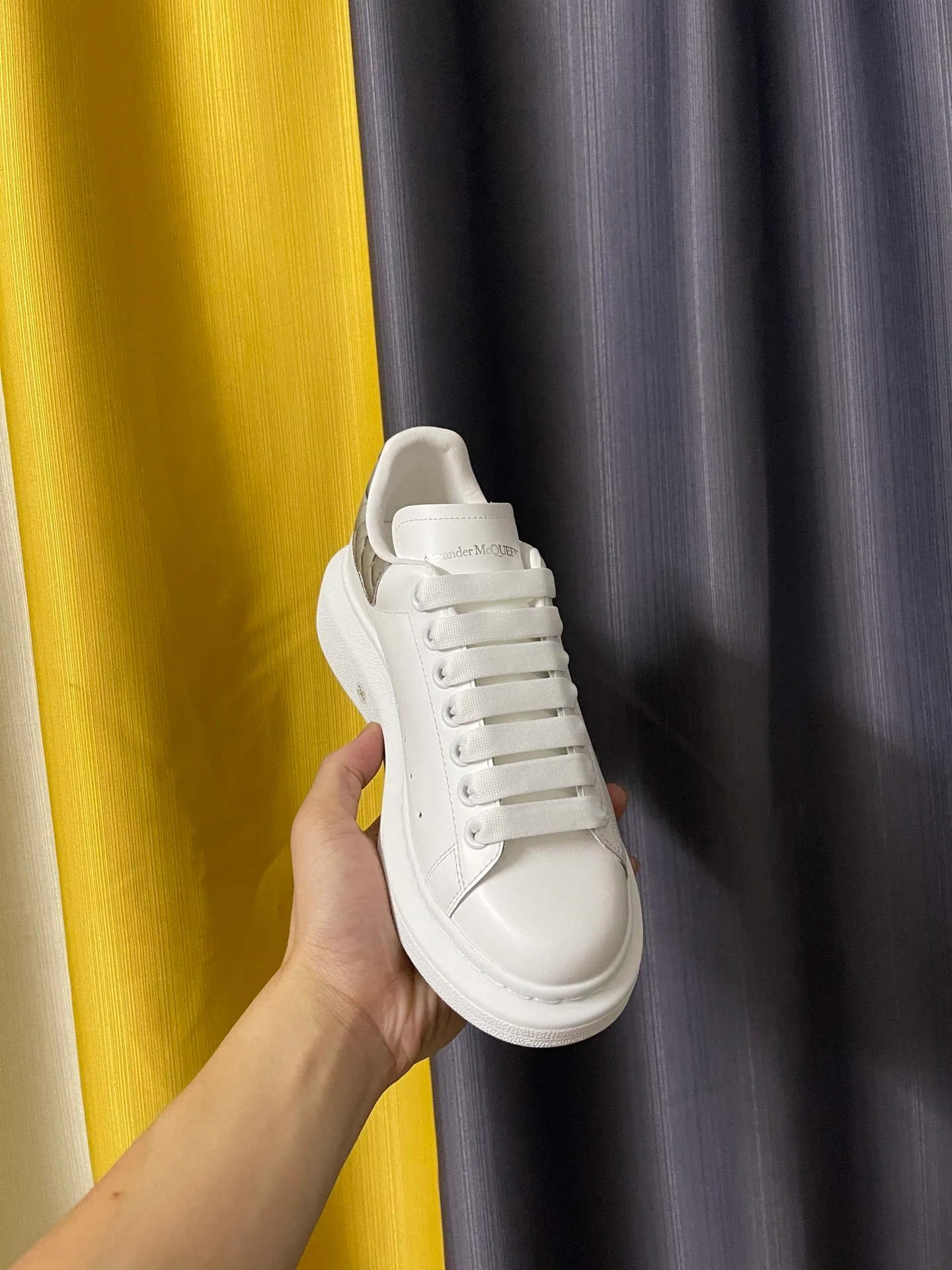 Классические белые кроссовки McQueen - унисекс - новый цвет - серая лакированная кожа с текстурой 